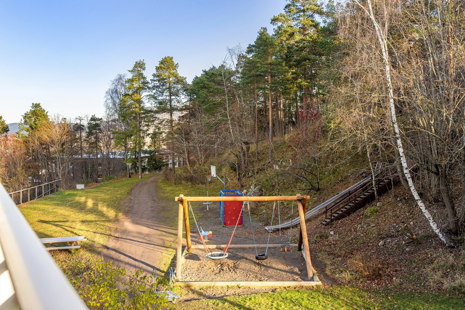 Utsikt mot hyggelige og frodige fellesarealer Galleribilde