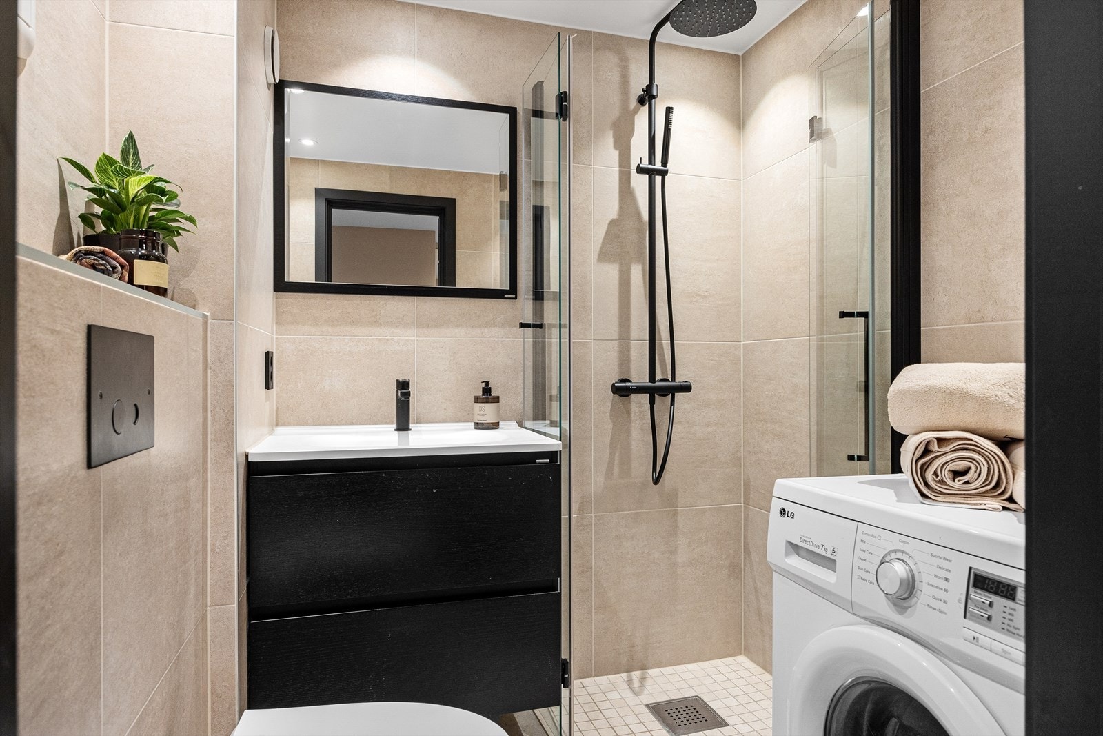 Stilsikkert og moderne bad pusset opp i 2018 Galleribilde