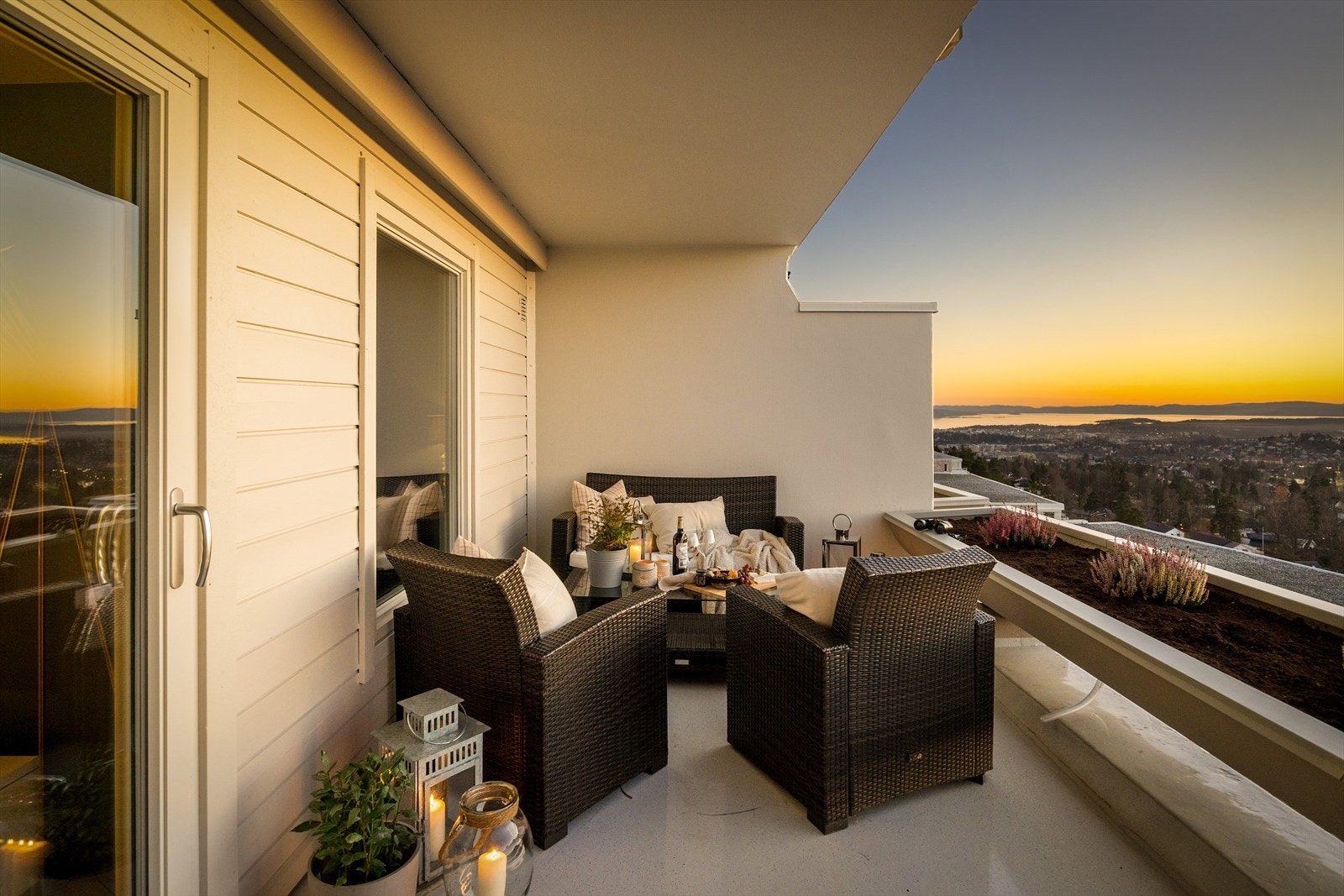 Kveldsstemning, på sommeren er det sol frem til ca. 22:30. Direkte vestvendt med fantastisk utsikt Galleribilde