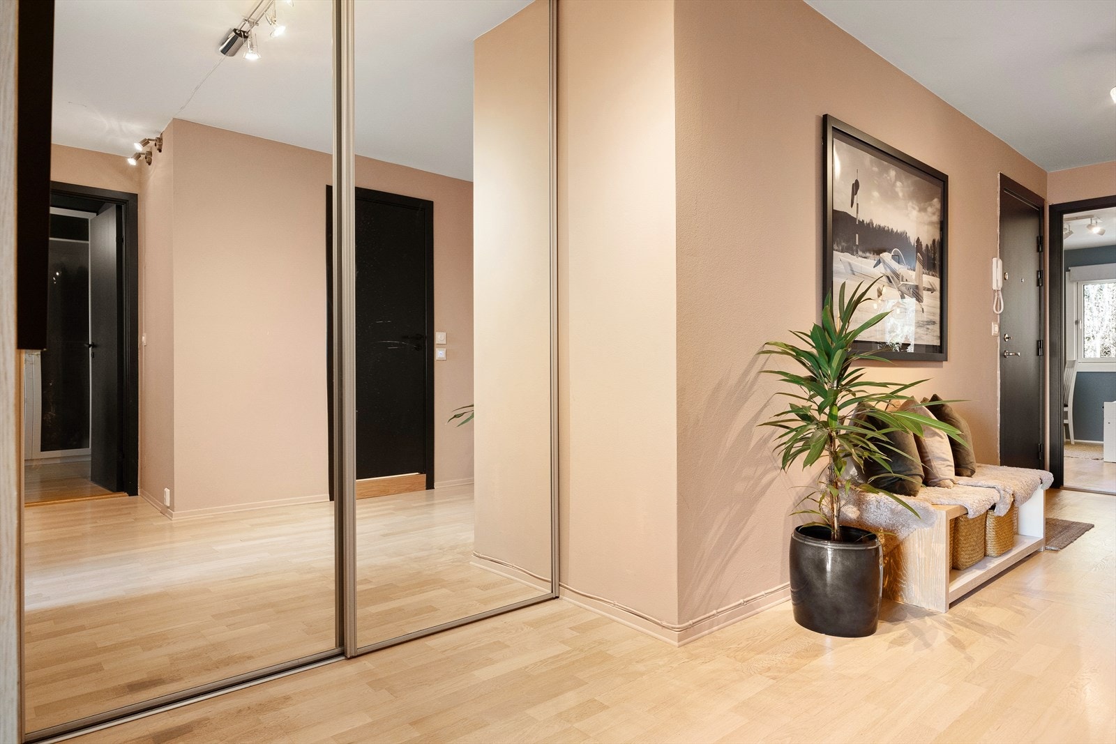 Lagring i større skyvedørsgarderobe med speilfronter Galleribilde