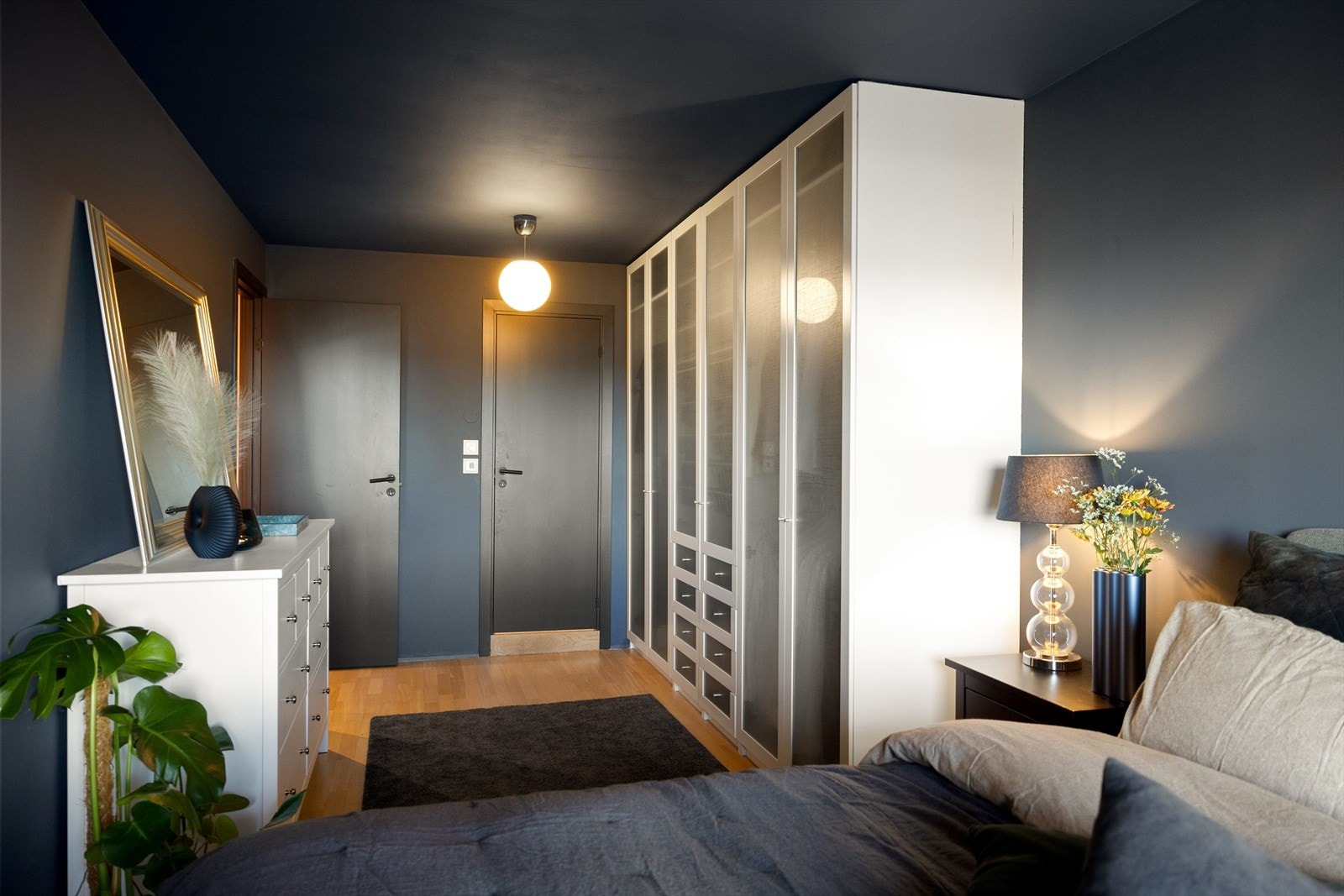 Her er det også god plass til garderobeskap og kommode/skrivepult Galleribilde