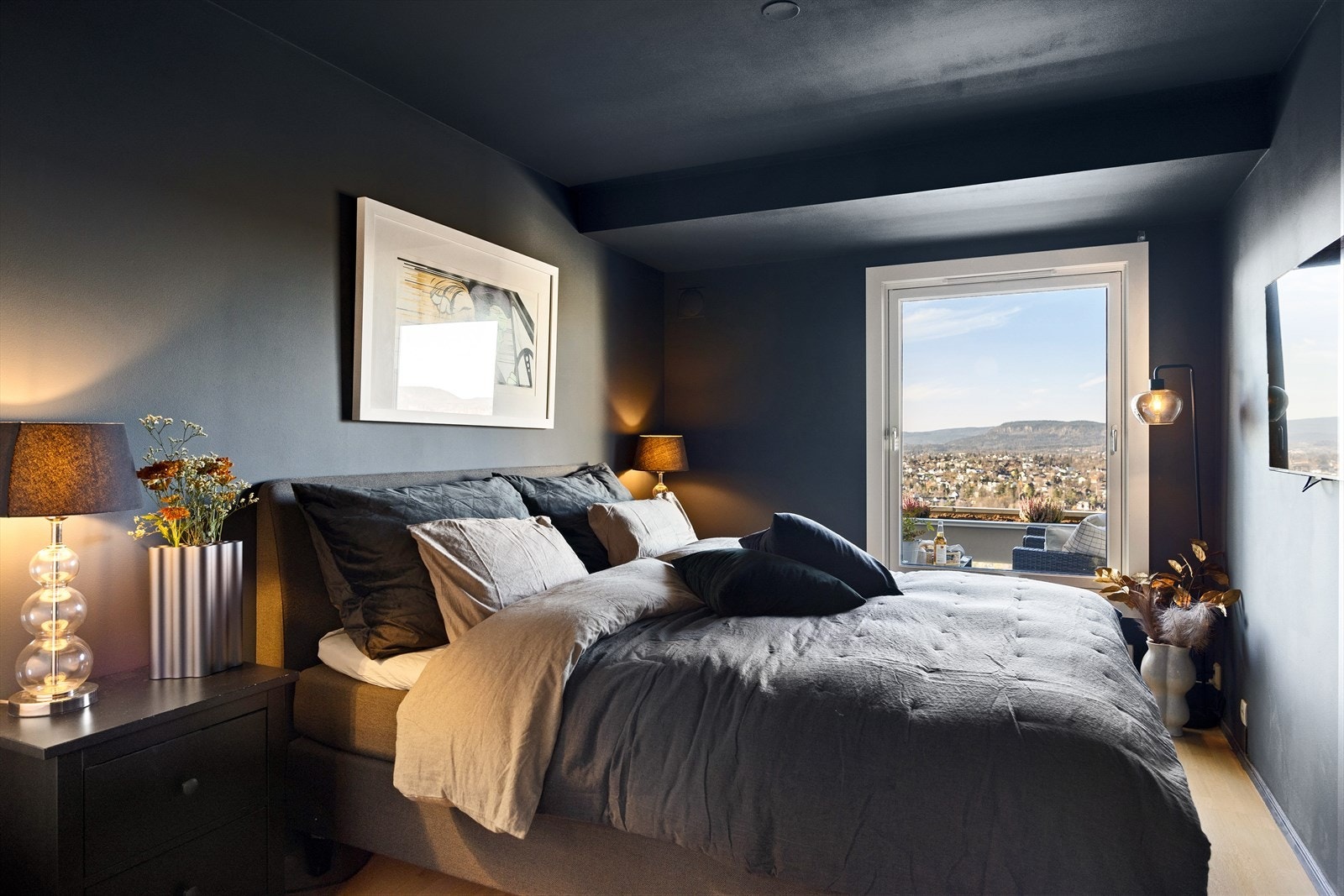 Romslig hovedsoverom med god plass til dobbeltseng og nattbord Galleribilde