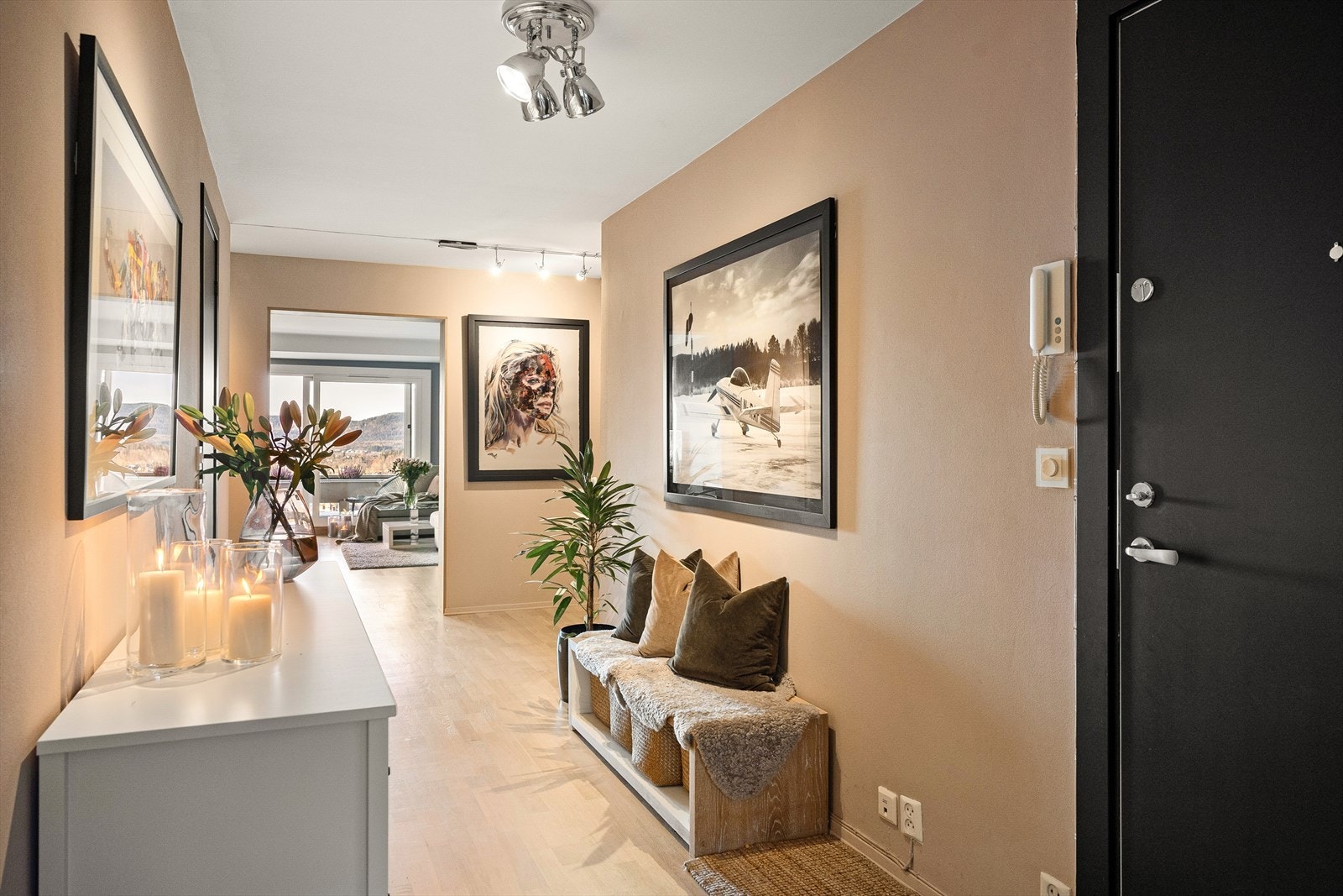 Meget hyggelig og innbydende entré med god plass til kommode og sitteplass Galleribilde