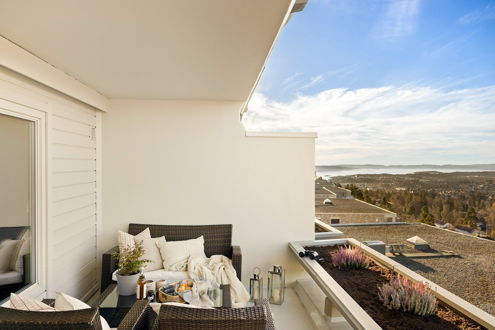 Vestvendt balkong på ca. 15 kvm med plass til flere soner. Det er god plass til en komfortabel sittegruppe og et bord, perfekt for å nyte flotte solnedganger og lange dager med gode solforhold Galleribilde