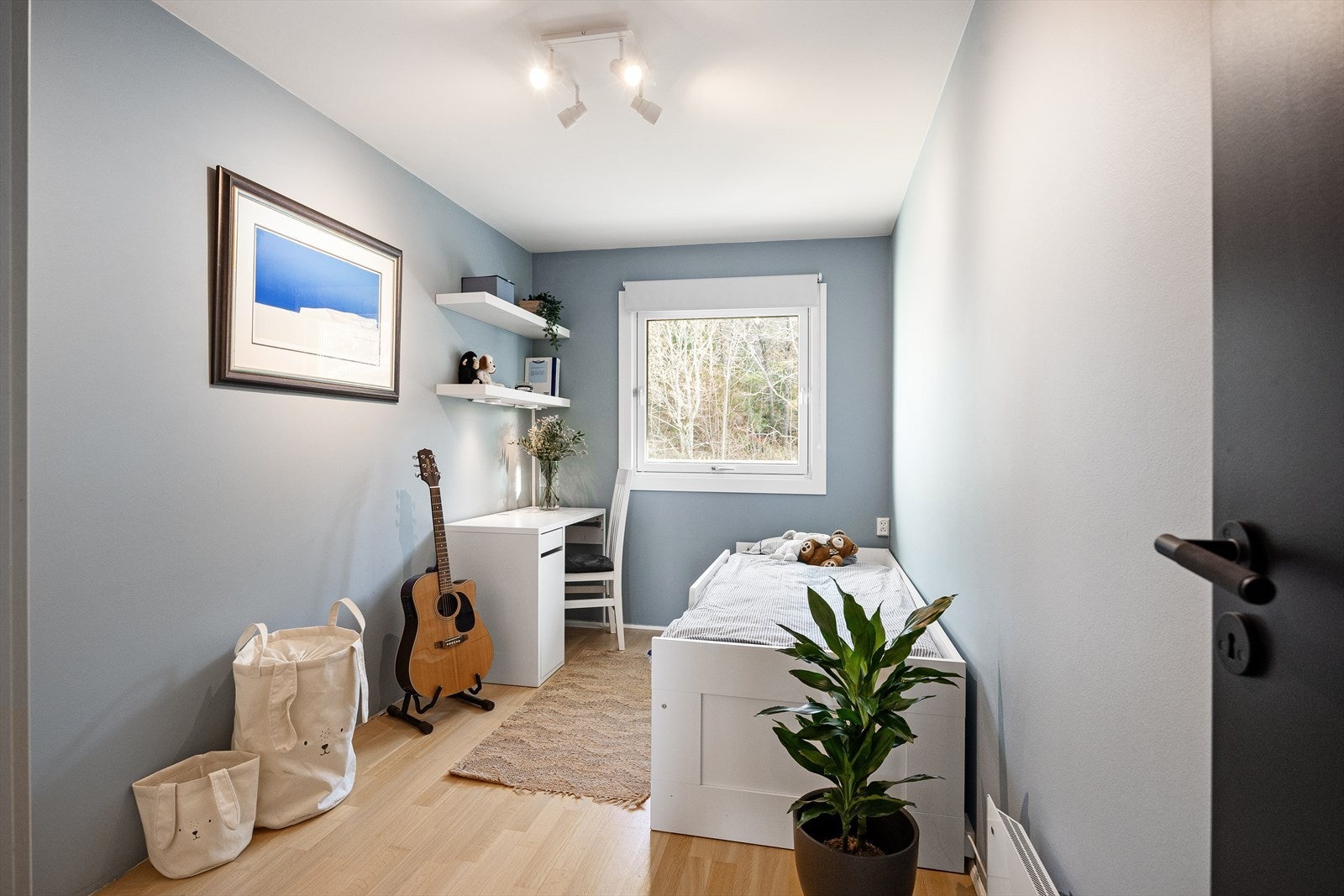 Soverom 3 er i dag innredet som gjesterom, men har plass til dobbeltseng med tilhørende garderobeskap Galleribilde