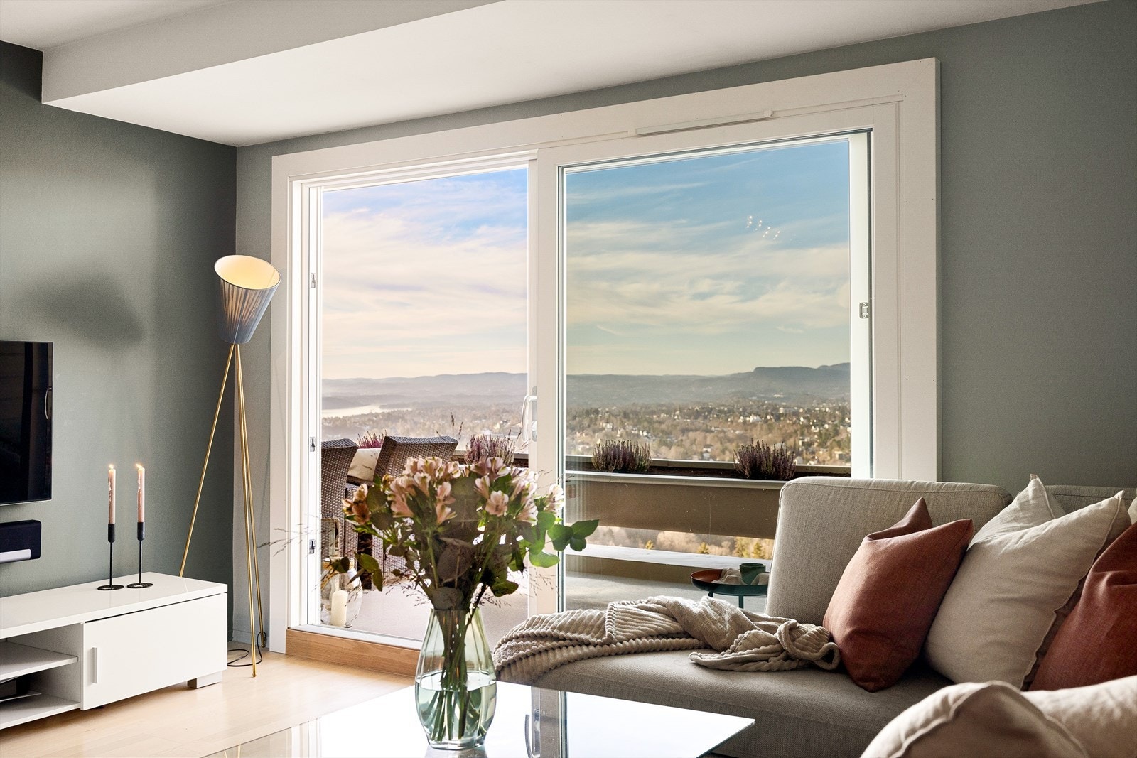 Fra stuen har du direkte utgang til en av boligens flere balkonger Galleribilde