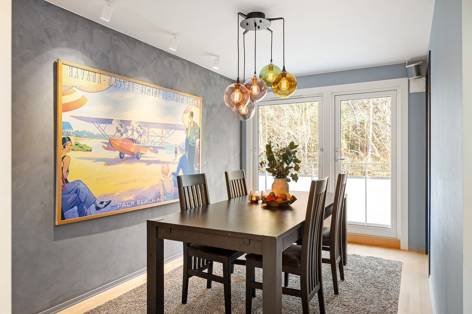 Ved kjøkkenet er det en koselig spisestue med god plass til større spisebord. Et perfekt sted for familien å ha et hyggelig måltid, eller invitere inn til større lag Galleribilde