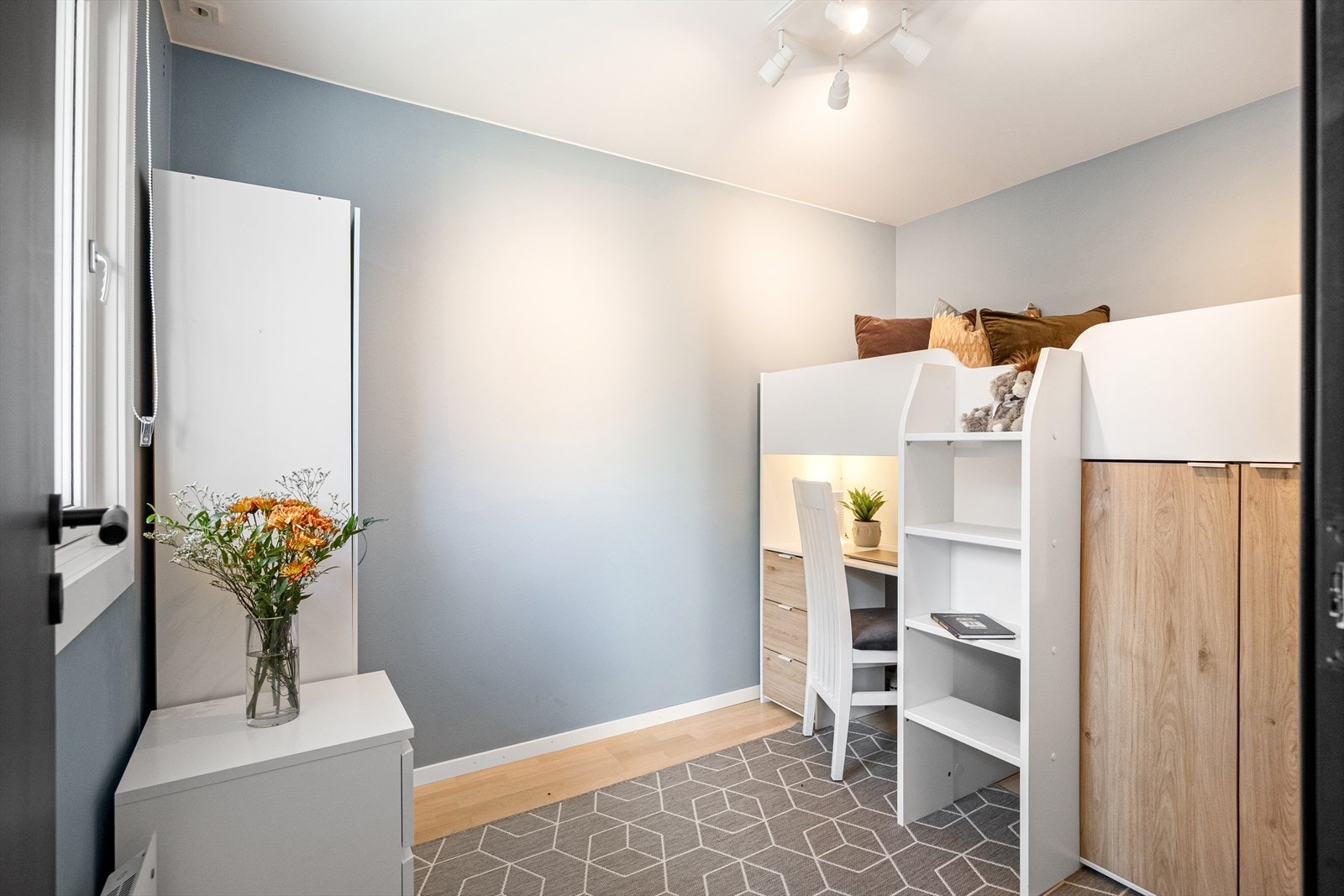 Soverom 2 er i dag innredet som barnerom, men har plass til dobbeltseng med tilhørende garderobeskap Galleribilde