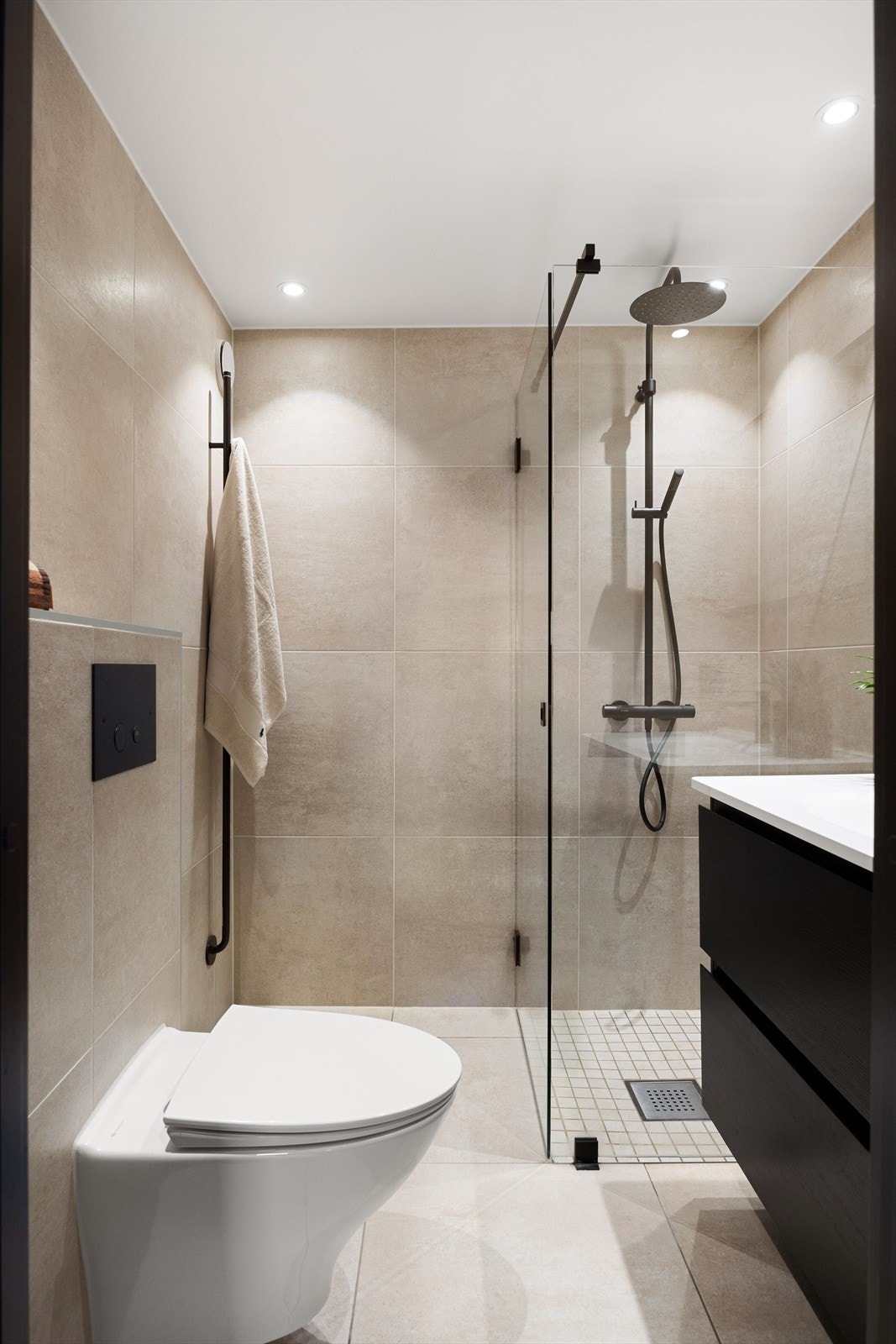 Rommet har et eget bad som ble pusset opp i 2018 Galleribilde