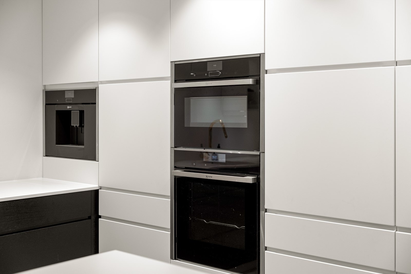 Kjøkkenet er utstyrt med to kjøleskap og to frysere fra Liebherr, to stekeovner inkl mikrobølgeovn og Sous Vide, integrert kaffemaskin og stort vinskap- også fra Liebherr Galleribilde