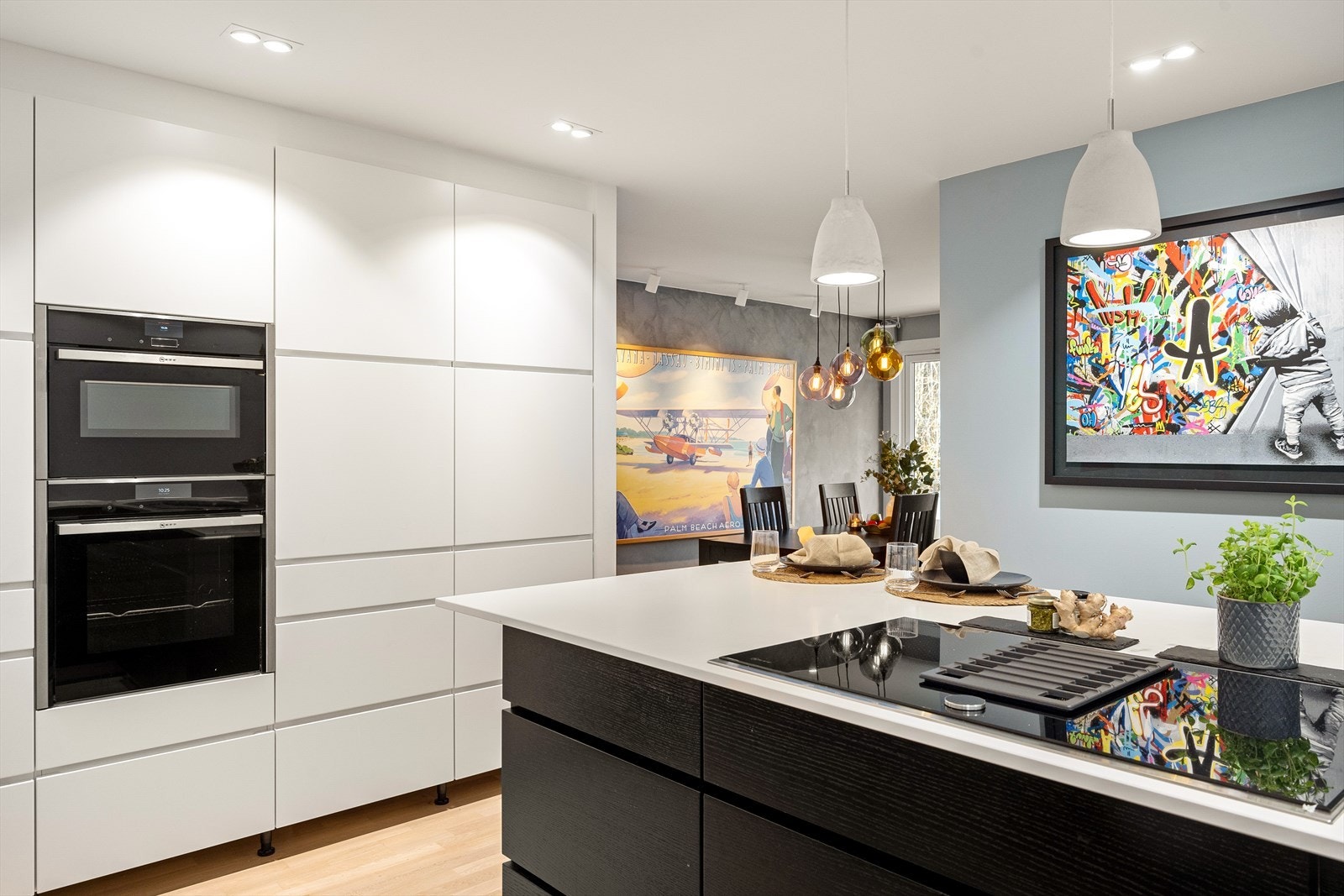 Svært god lagringsplass for den som liker et innholdsrikt kjøkken Galleribilde