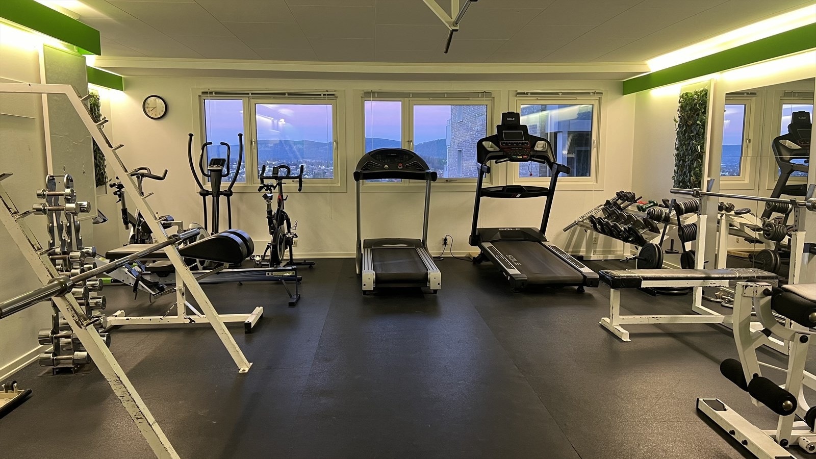 Beboerne har adkomst til treningsrom som forøvrig har fabelaktig utsikt Galleribilde