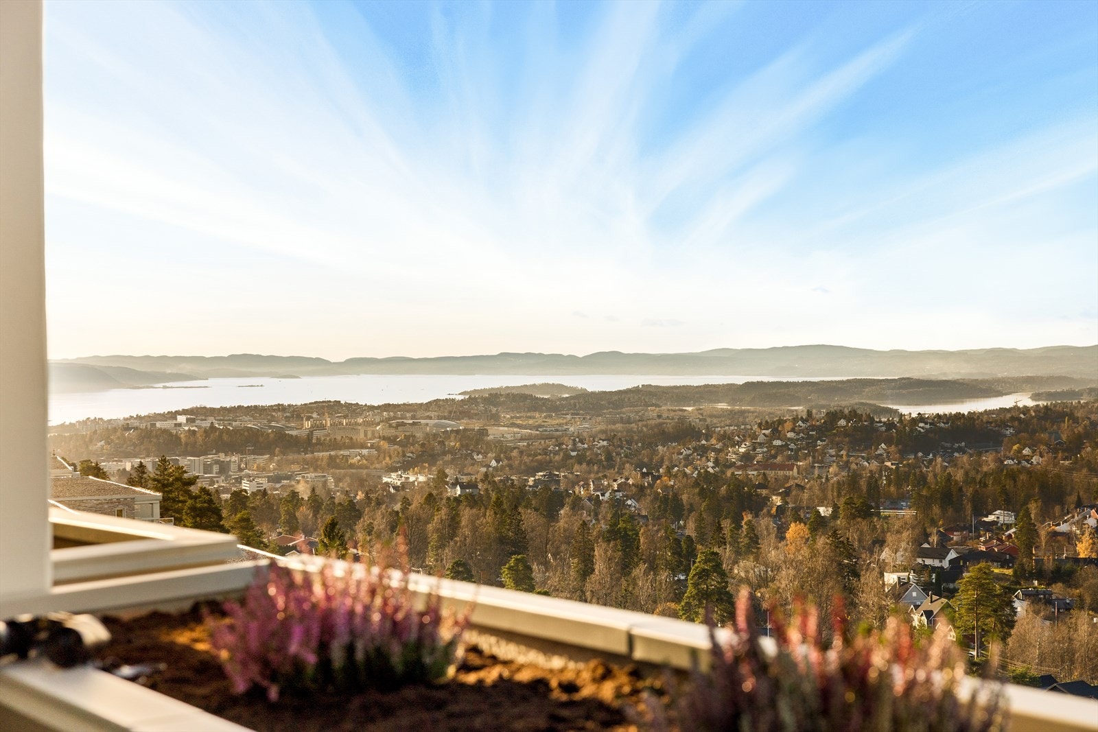 Her kan du skue utover den fantastiske utsikten over Oslofjorden - et ypperlig sted for både avslapning og sosiale sammenkomster Galleribilde