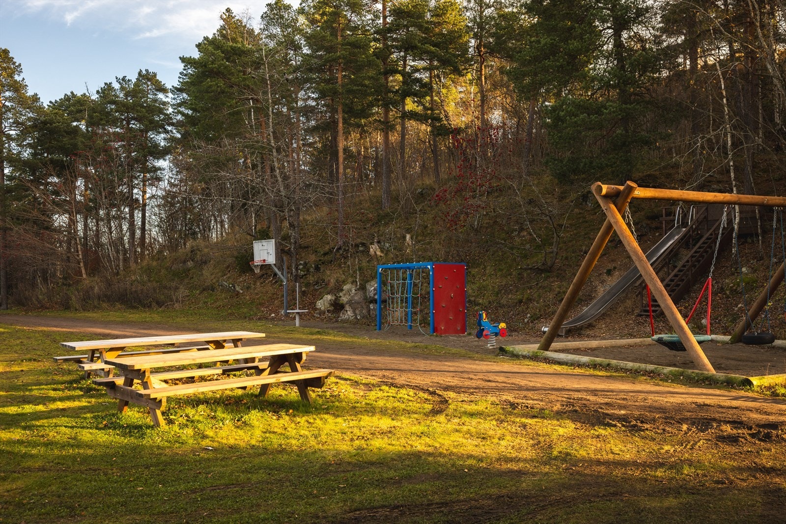 Meget hyggelig fellesareal med trær, beplantning og lekeapparater Galleribilde