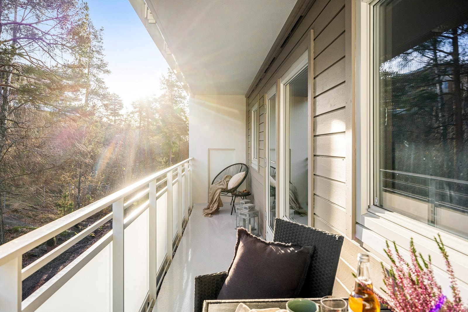 Denne balkongen er på 8 kvm og er østvendt. Her kan du nyte herlig morgensol og en god frokost Galleribilde