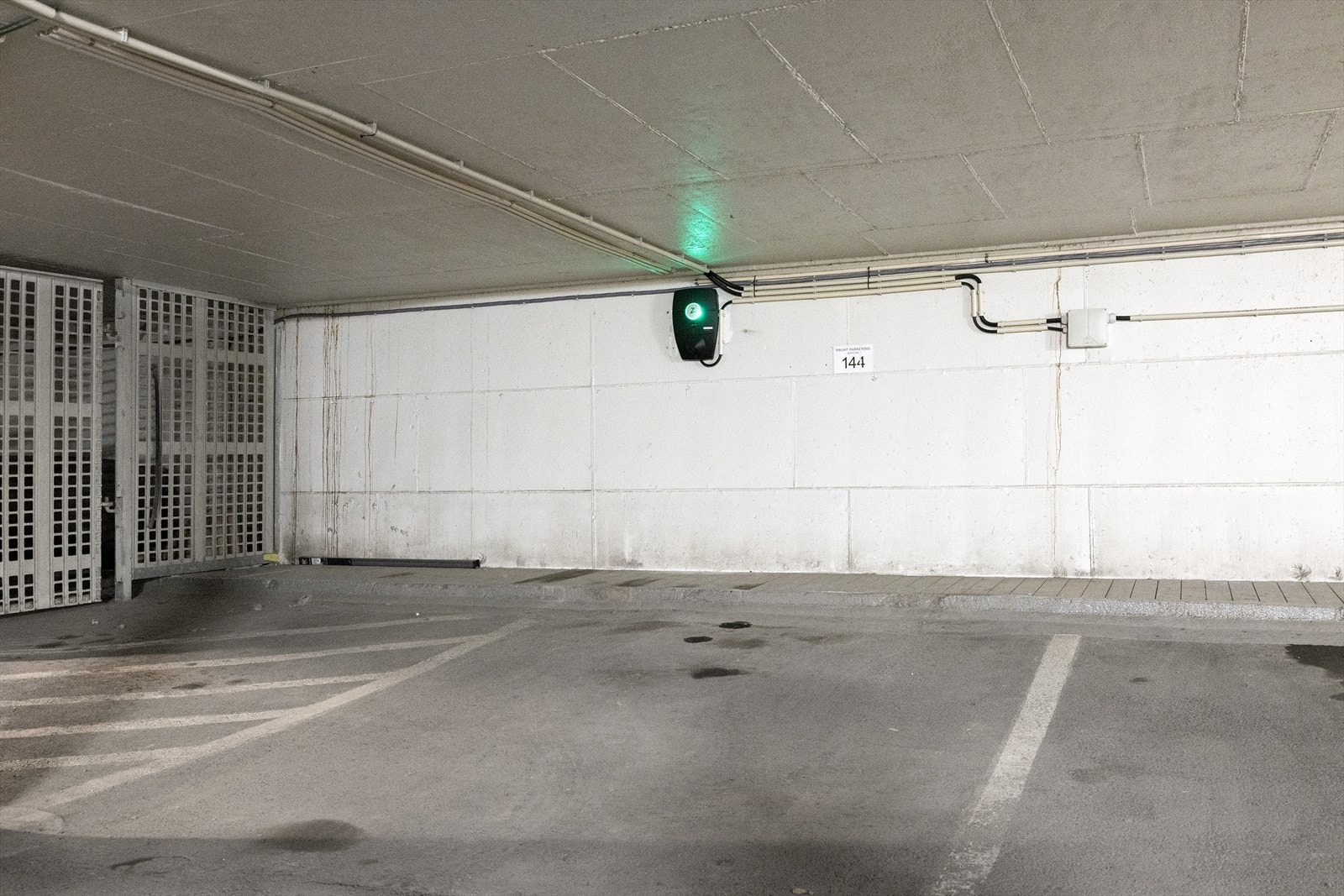 Det medfølger en garasjeplass med EL-billader Galleribilde