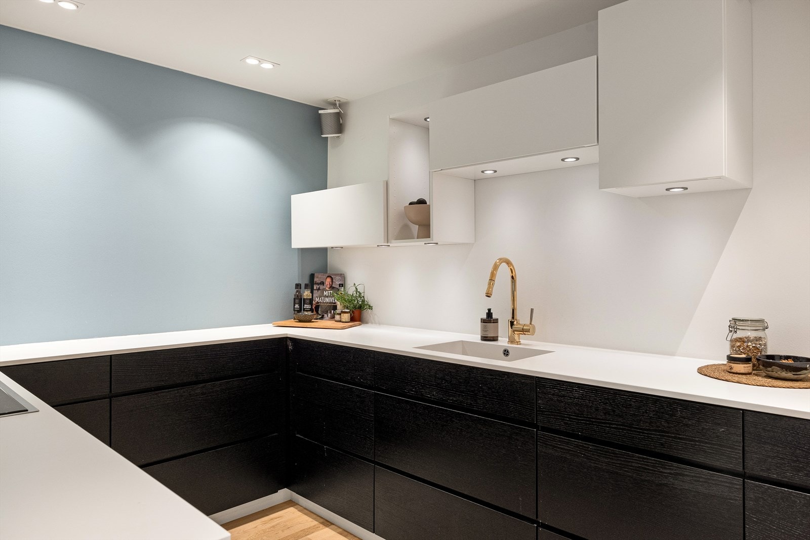 Her har du masse benkeplass på en pen benkeplate av kompositt Galleribilde