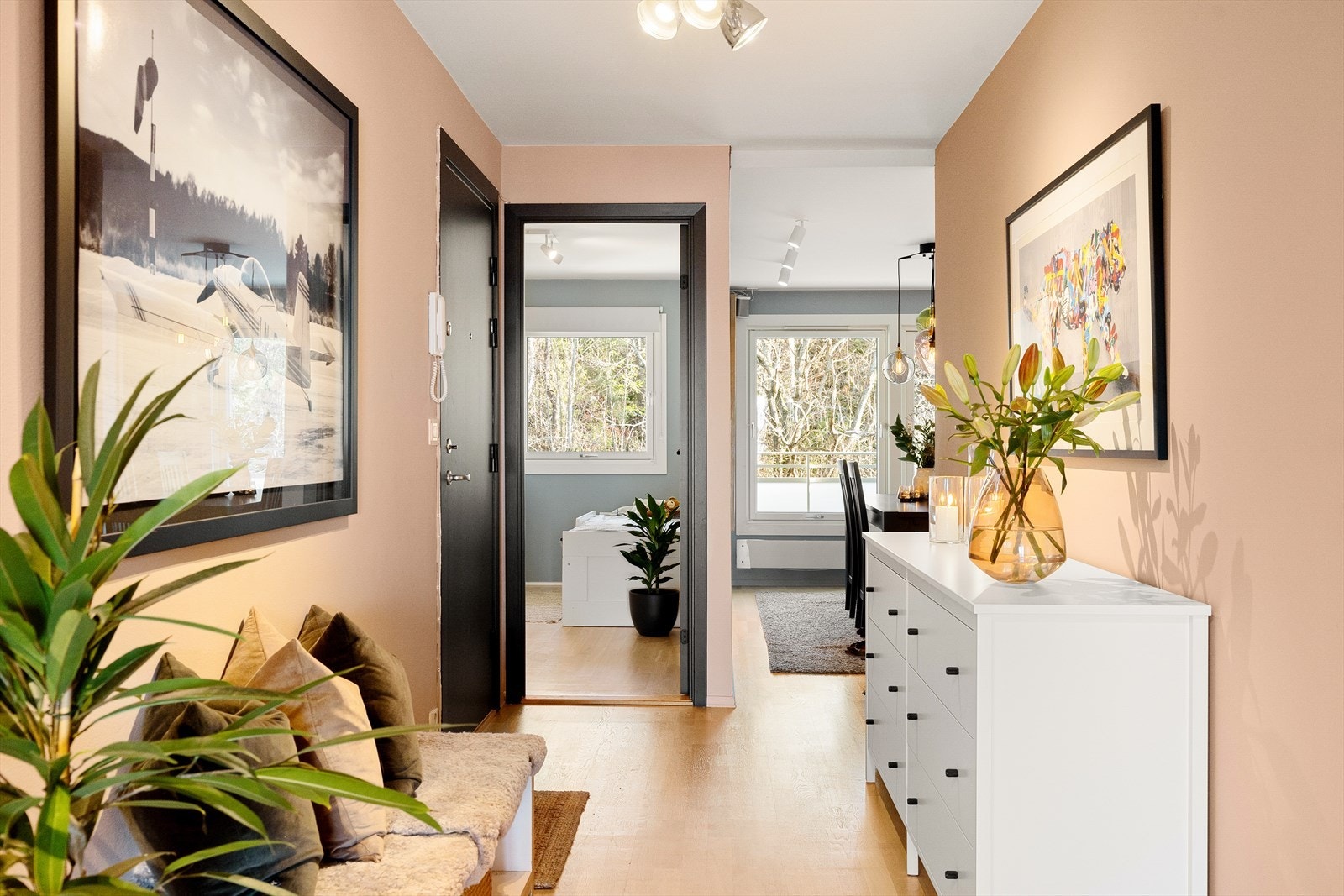 Lekker entré med et eksklusivt preg, og god plass til kommode og sitteplass Galleribilde