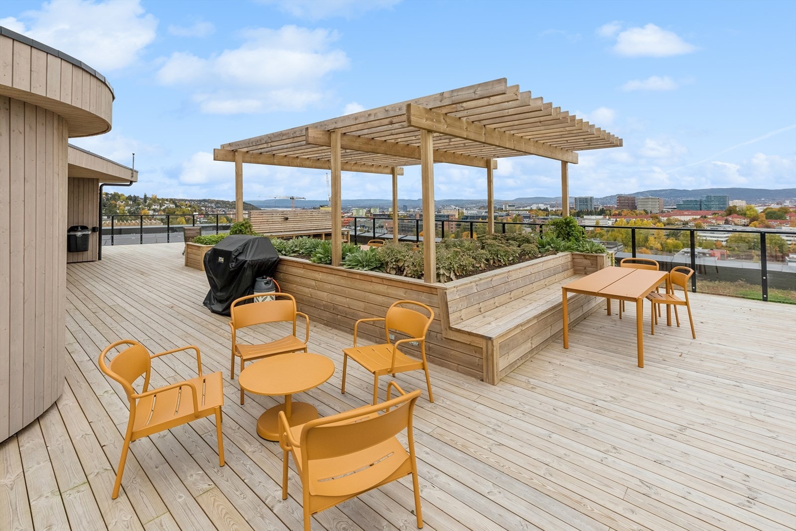 Felles takterrasse med flere sosiale soner Galleribilde