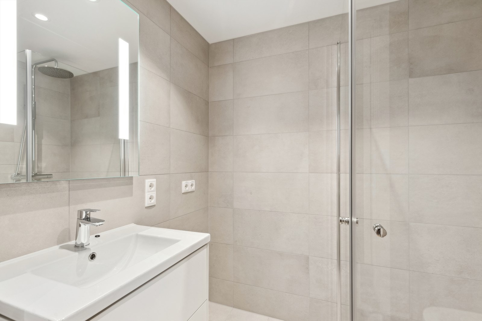 Moderne og minimalistiske fliser på badet Galleribilde