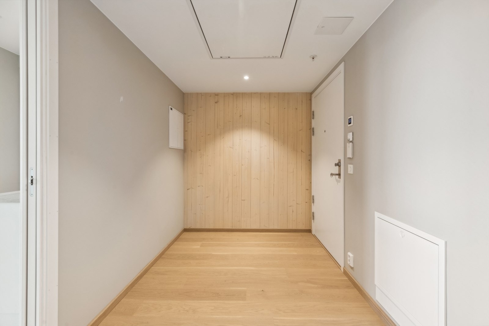 Romslig gang med plass til garderobe Galleribilde