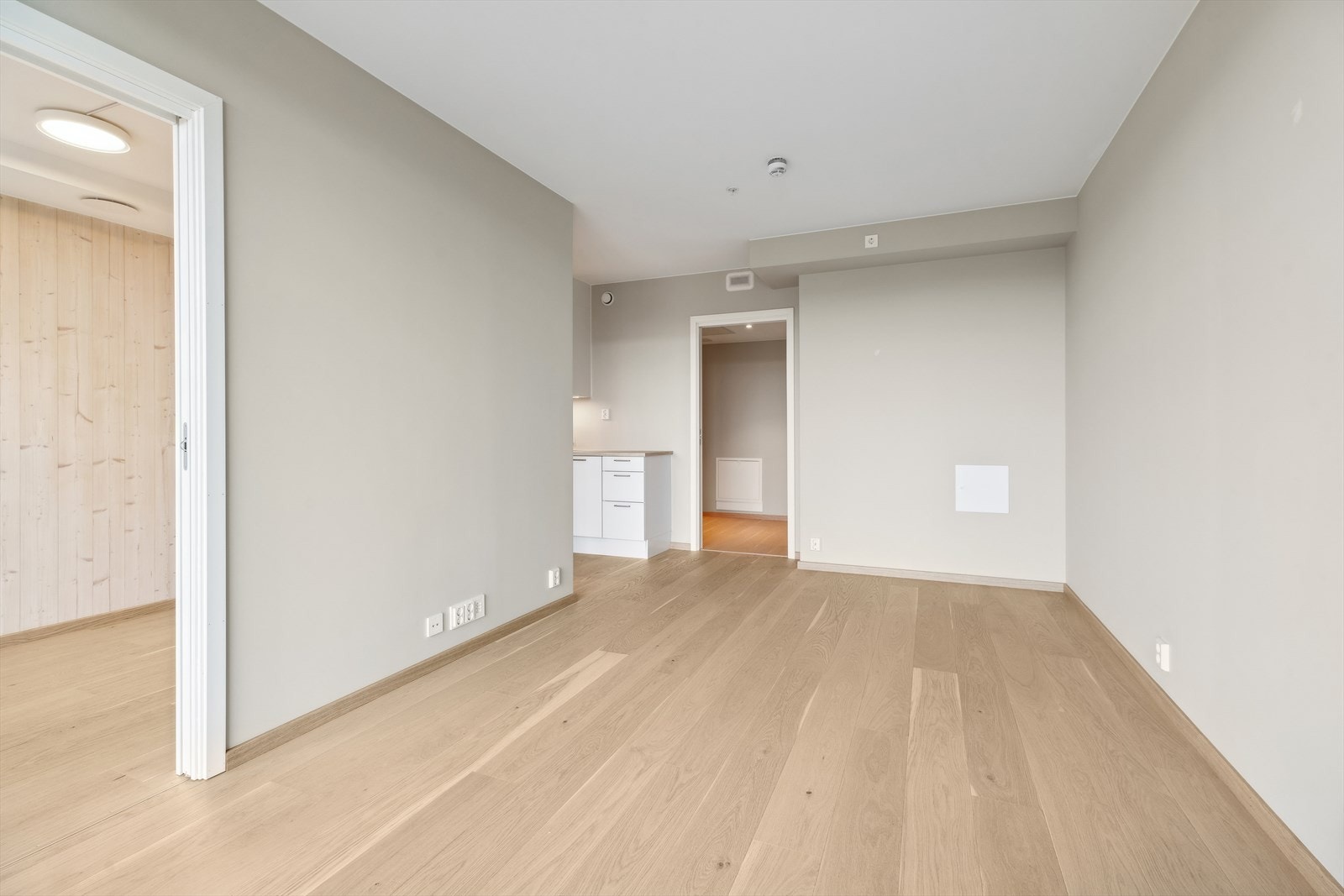 Naturlige sosiale soner og god plass til spisebord i hjørnet Galleribilde