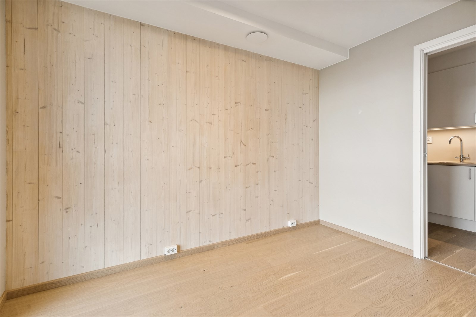 Soverom med plass til seng og tilhørende møblement Galleribilde