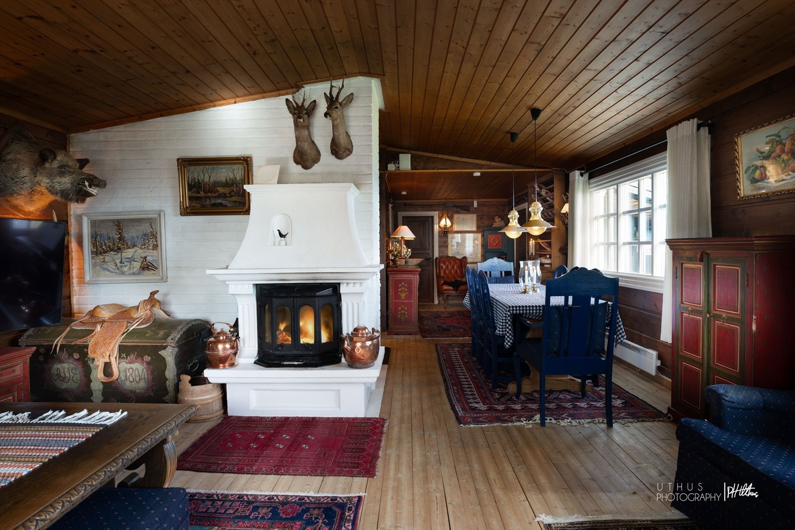 Hytta har to peiser, en her i stuen og en i kjøkkendelen. Galleribilde