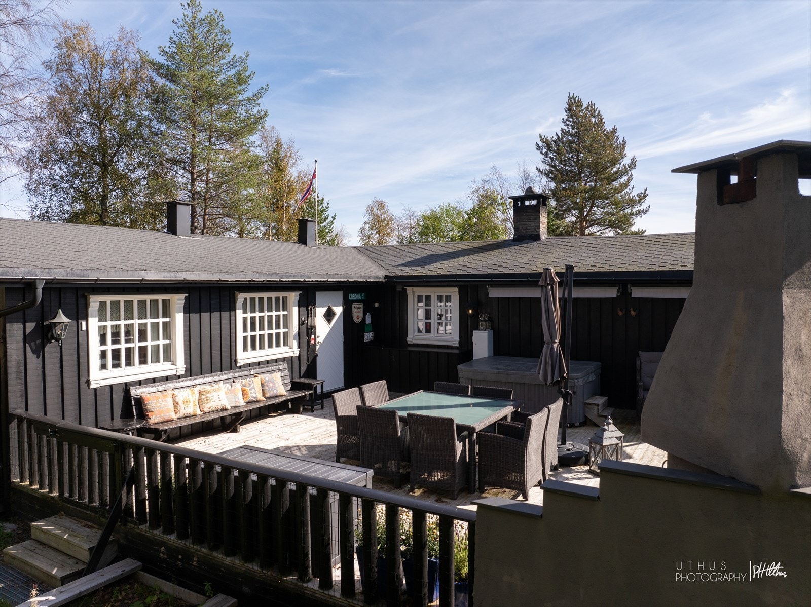 Terrassen på baksiden er nydelig helt frem til ca kl.18.00. Galleribilde