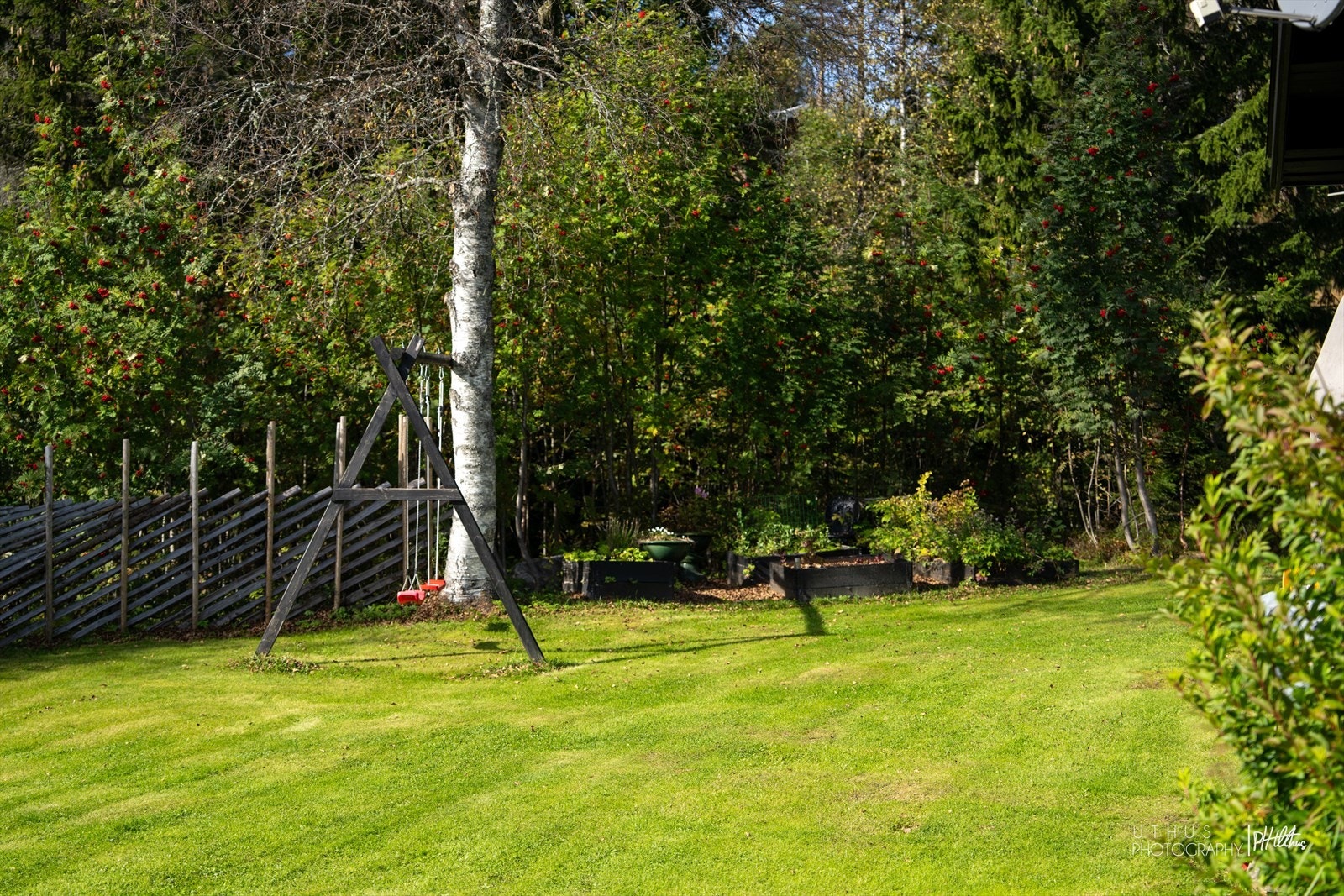 Hytta har også en koselig hage. Galleribilde