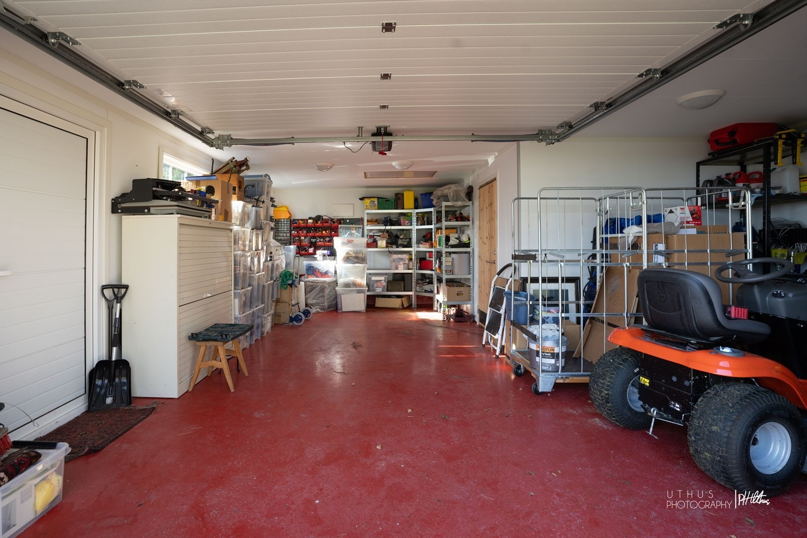 Noe av garasjen er innredet til omklednings- /tørkerom med lettvegger som kan fjernes. Galleribilde