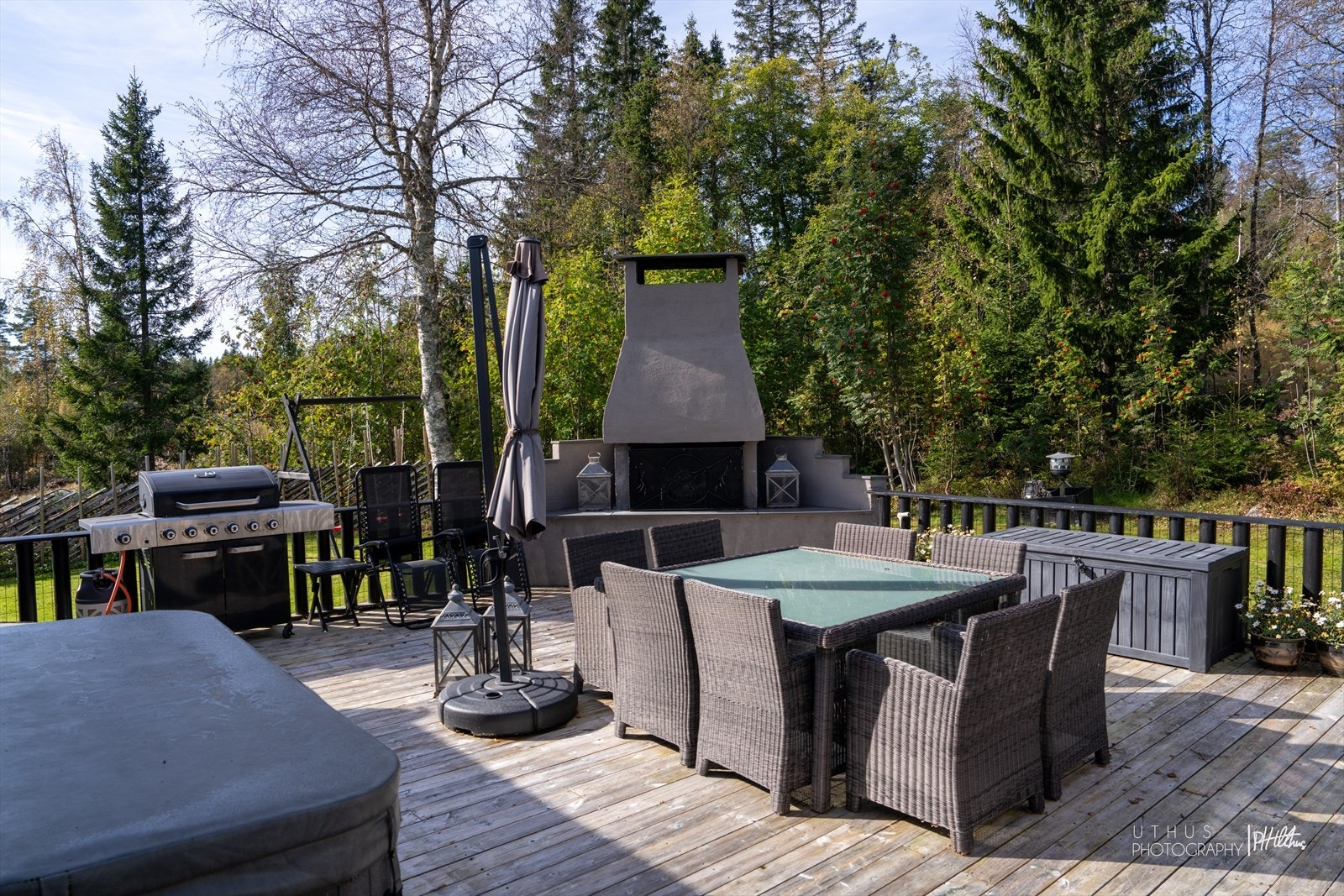 Her er det satt opp en lekker utepeis og jacuzzi (kan medfølge etter avtale). Galleribilde
