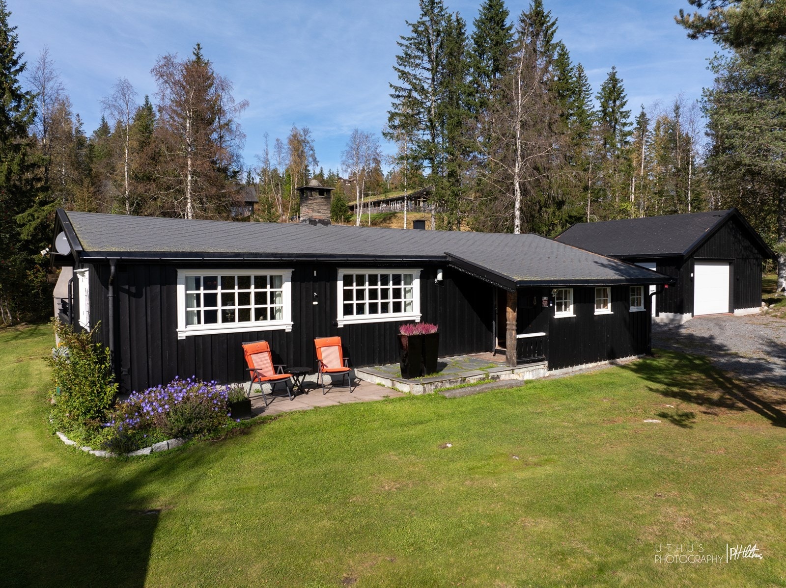 I følge eier er det sol på forsiden fra den står opp, men solveggen er flottest fra ca kl.09.30 og utover. Galleribilde