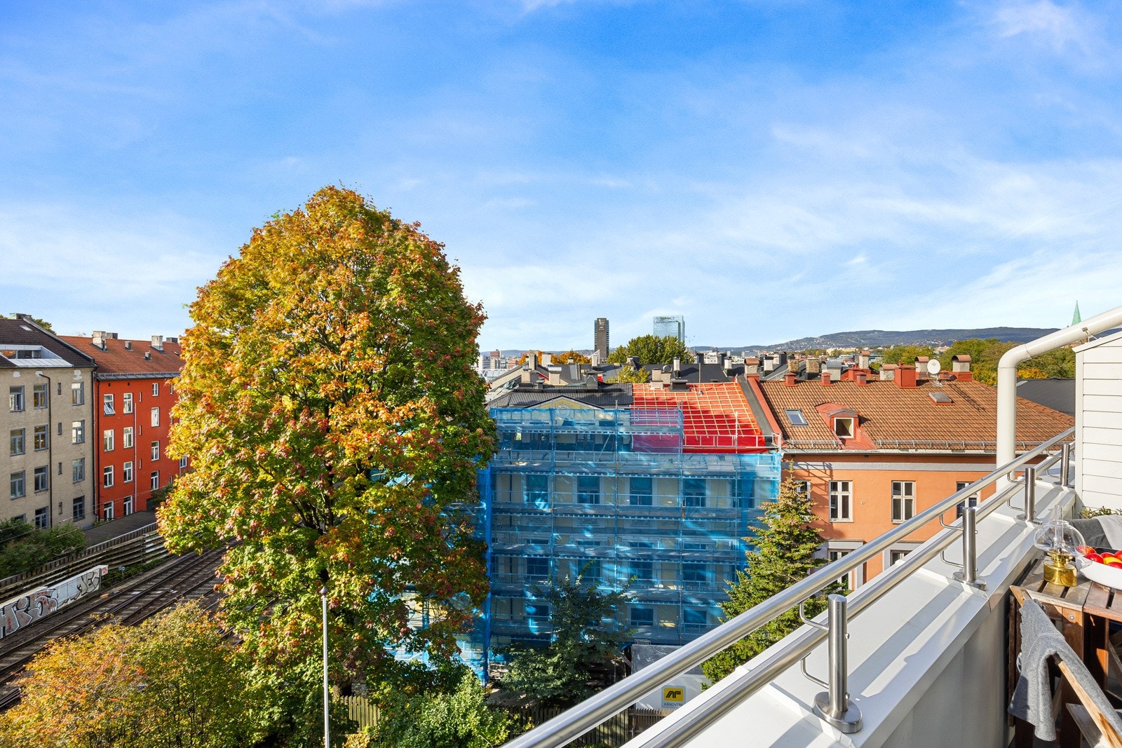 Uteplassen har vidt utsyn til nærområdet, og utsikt som strekker seg over byens tak og videre til Holmenkollen. Galleribilde
