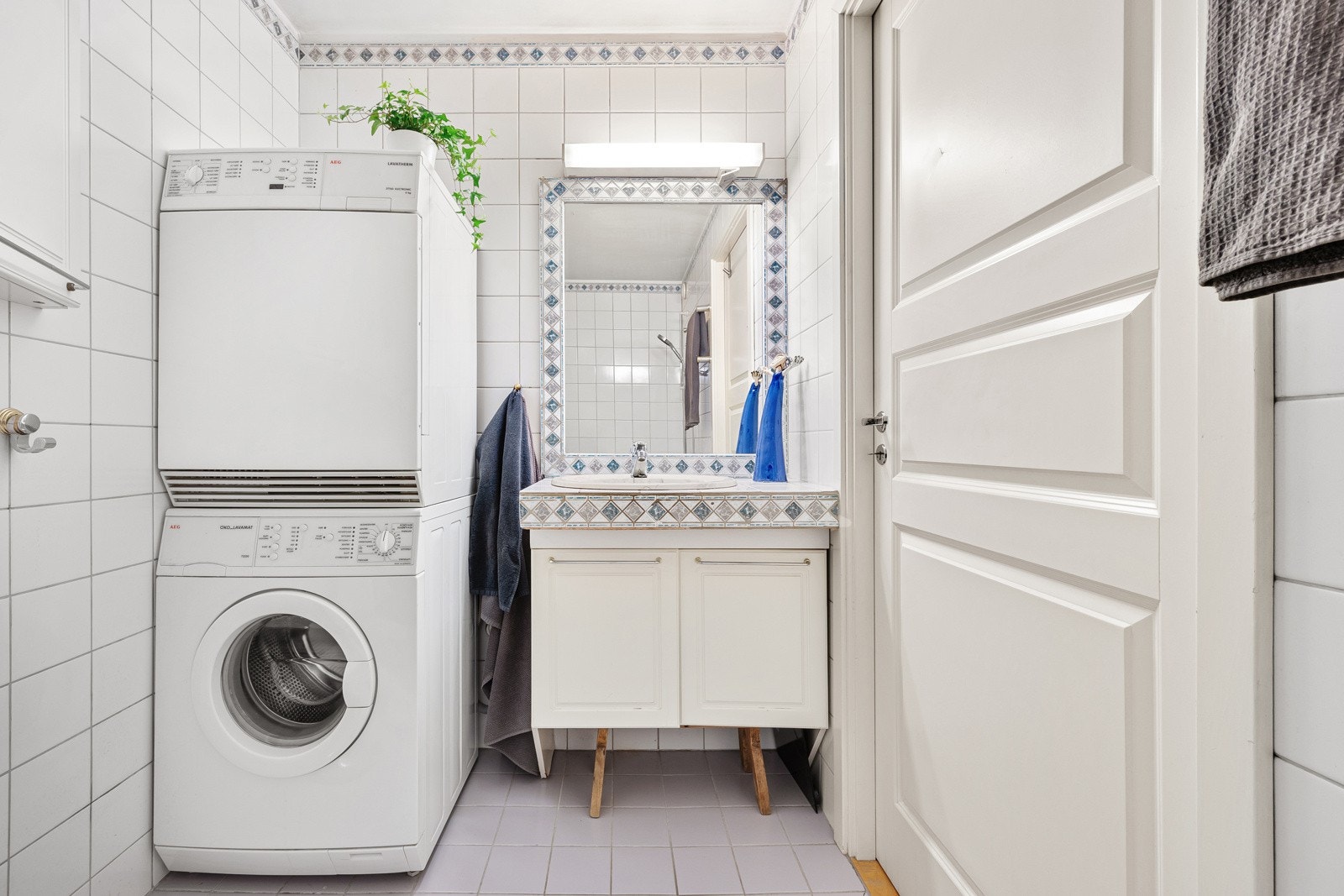 Badet er fra byggeår, 1991, slik at modernisering bør påregnes. Varmtvann kommer fra fellesanlegg. Galleribilde