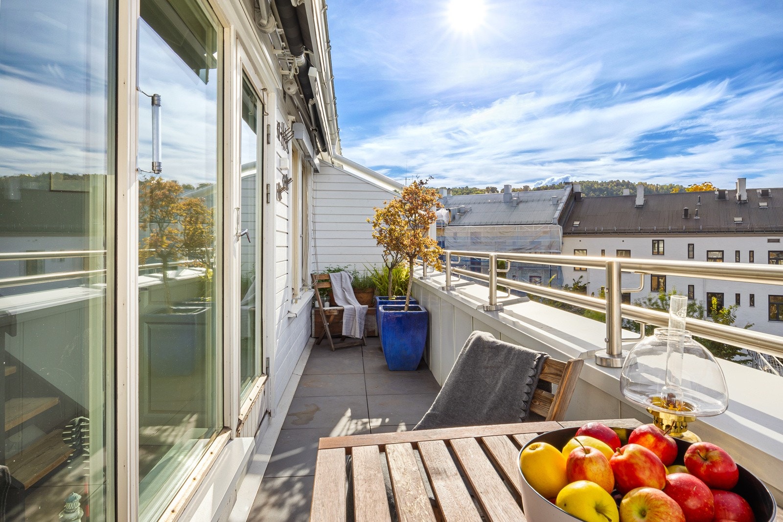 Solforholdene er gode og den høye plasseringen gjør uteplassen usjenert. Galleribilde