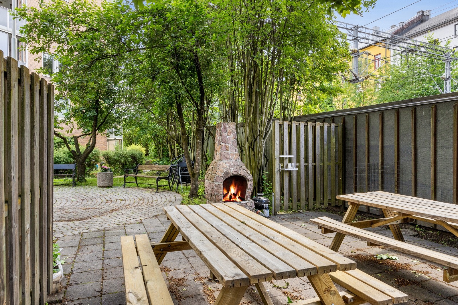 Bakgården har felles terrasse med utepeis, benker og bord. Flotte trær og prydbusker skaper en grønn oase. Galleribilde