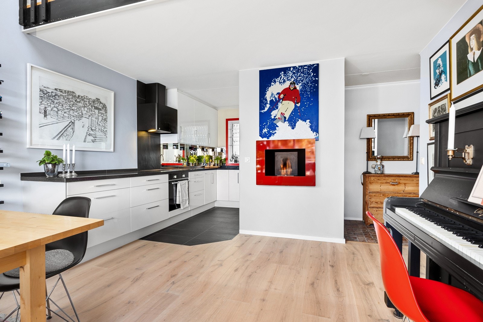 Kjøkkenet har integrert platetopp, stekeovn, oppvaskmaskin og kjøl/frys, samt ventilator over kokesonen. Galleribilde