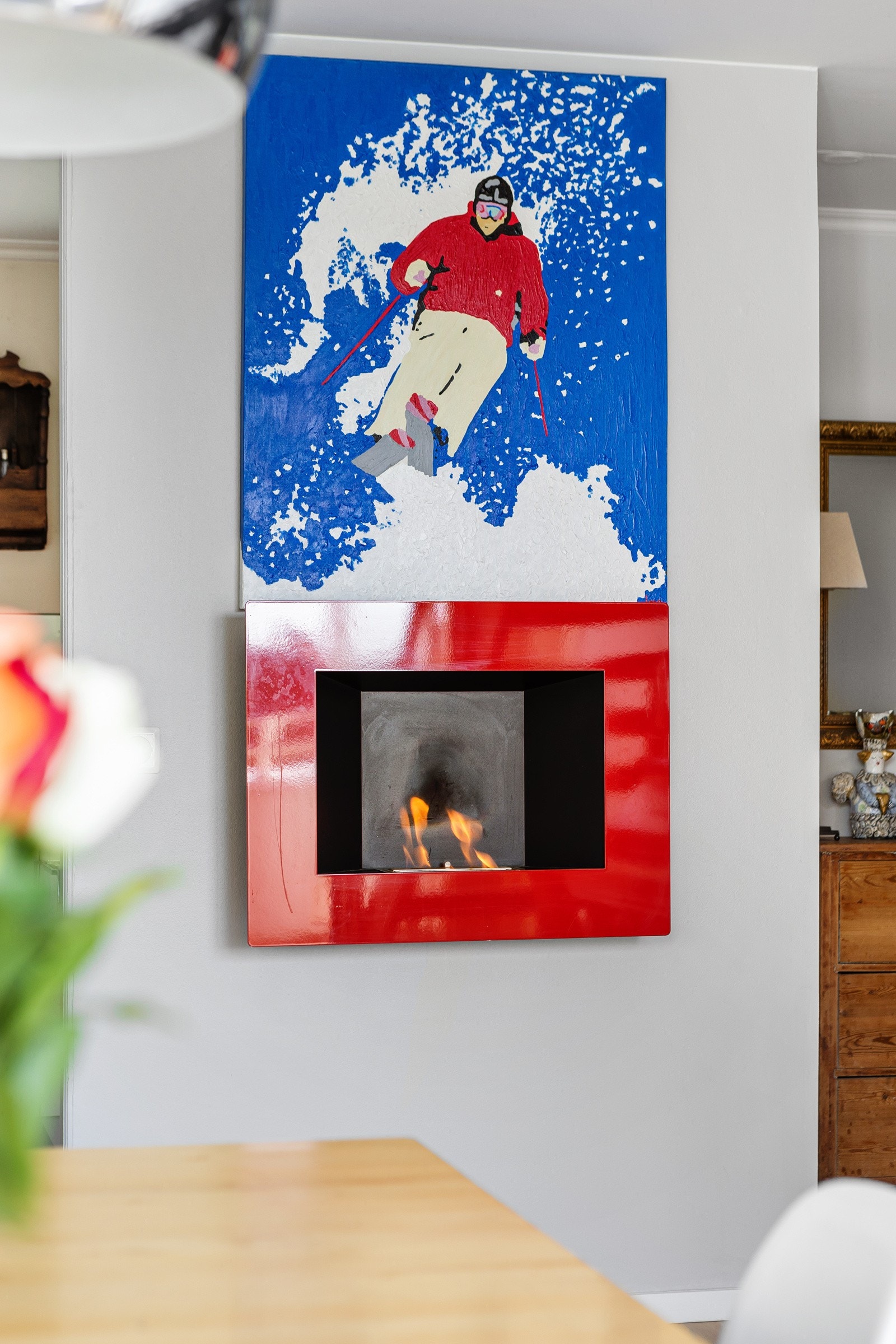 I veggen mellom entré og kjøkken er det fint å plassere en biopeis eller lignende. Galleribilde