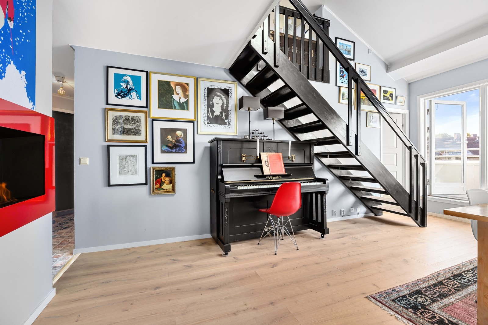 Det er god plass til møblering under trappen i tillegg til den åpne sonen. Galleribilde