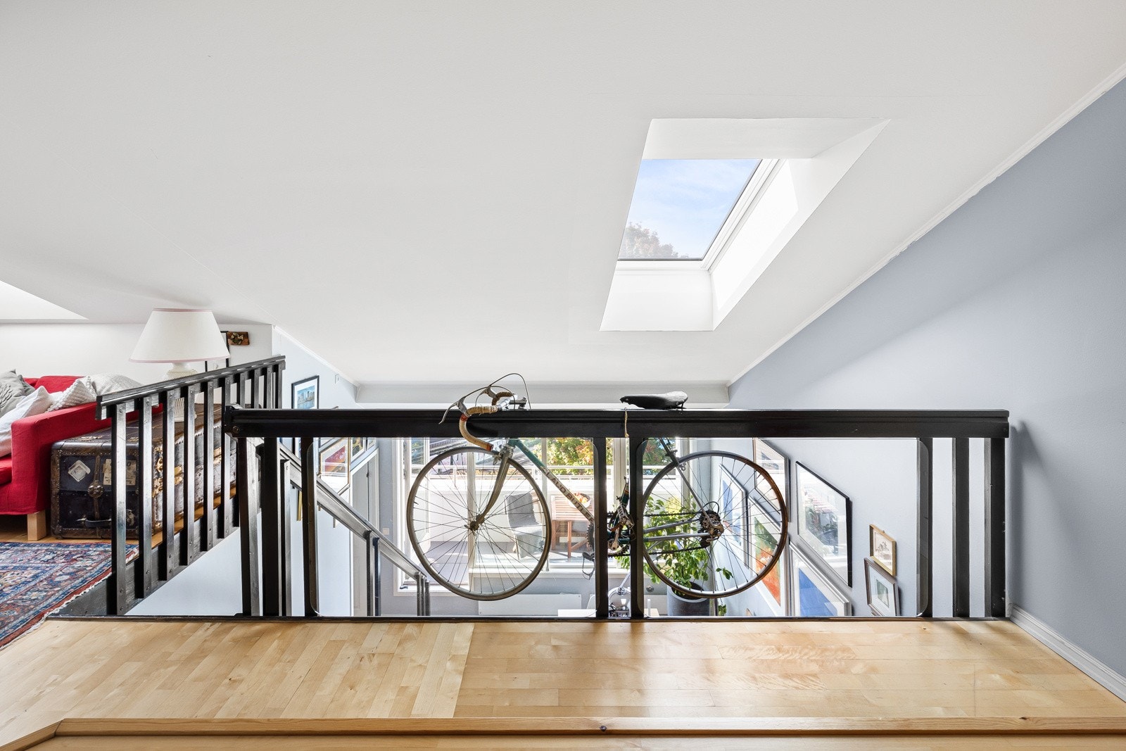 Takvinduer i ytterste del gir overlys både til hovedstuen og mesaninen, og bidrar til en luftig romfølelse. Galleribilde