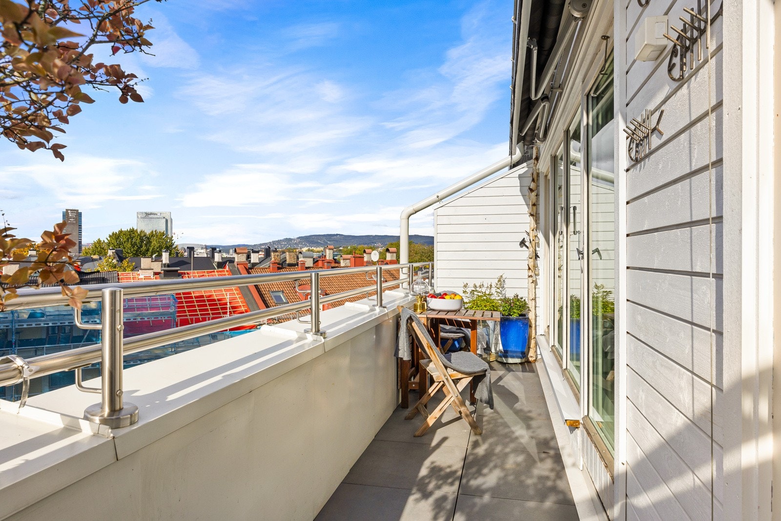 Balkongen har dekke av heller, levegger på siden og to skjermende markiser. Galleribilde