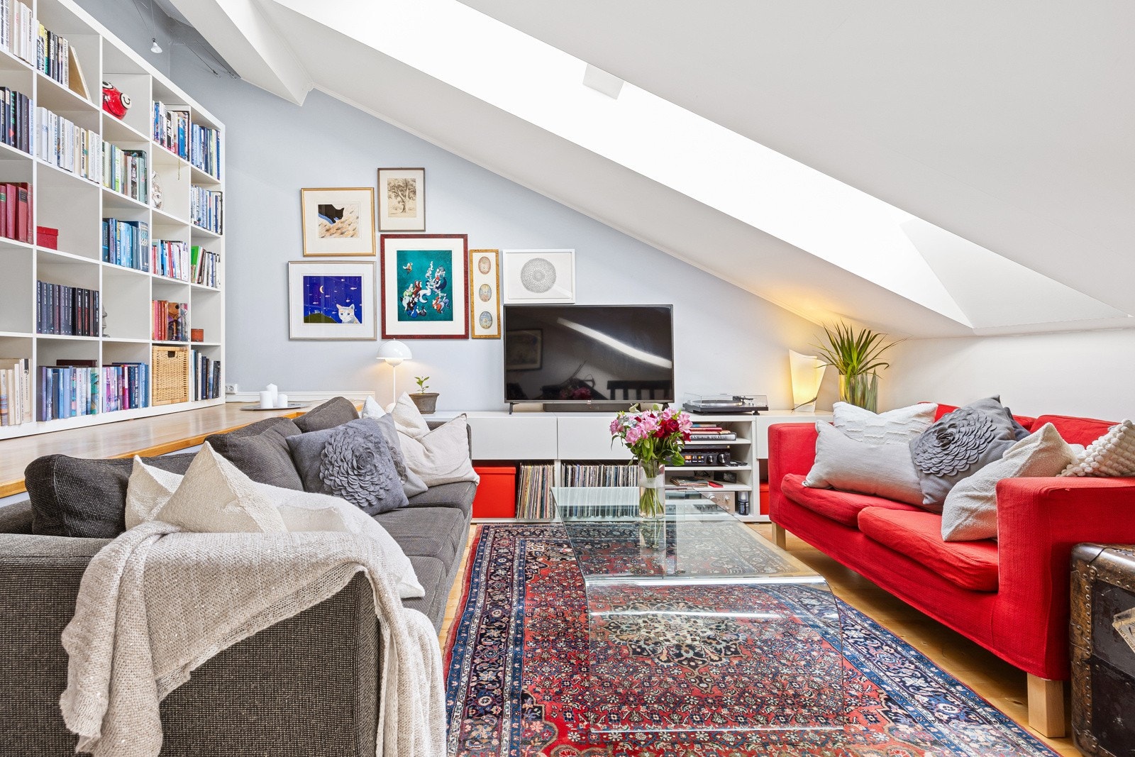 Stuen på mesaninen har god plass til sofagruppe under det ene takvinduet. Her er det også mulig å etablere soverom. Galleribilde