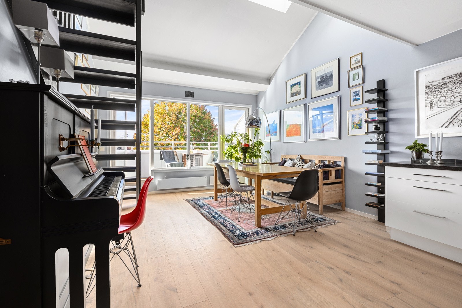 Store vinduer, takvindu, balkong og flott takhøyde er med på å skape god trivsel og ekstra romfølelse. Galleribilde