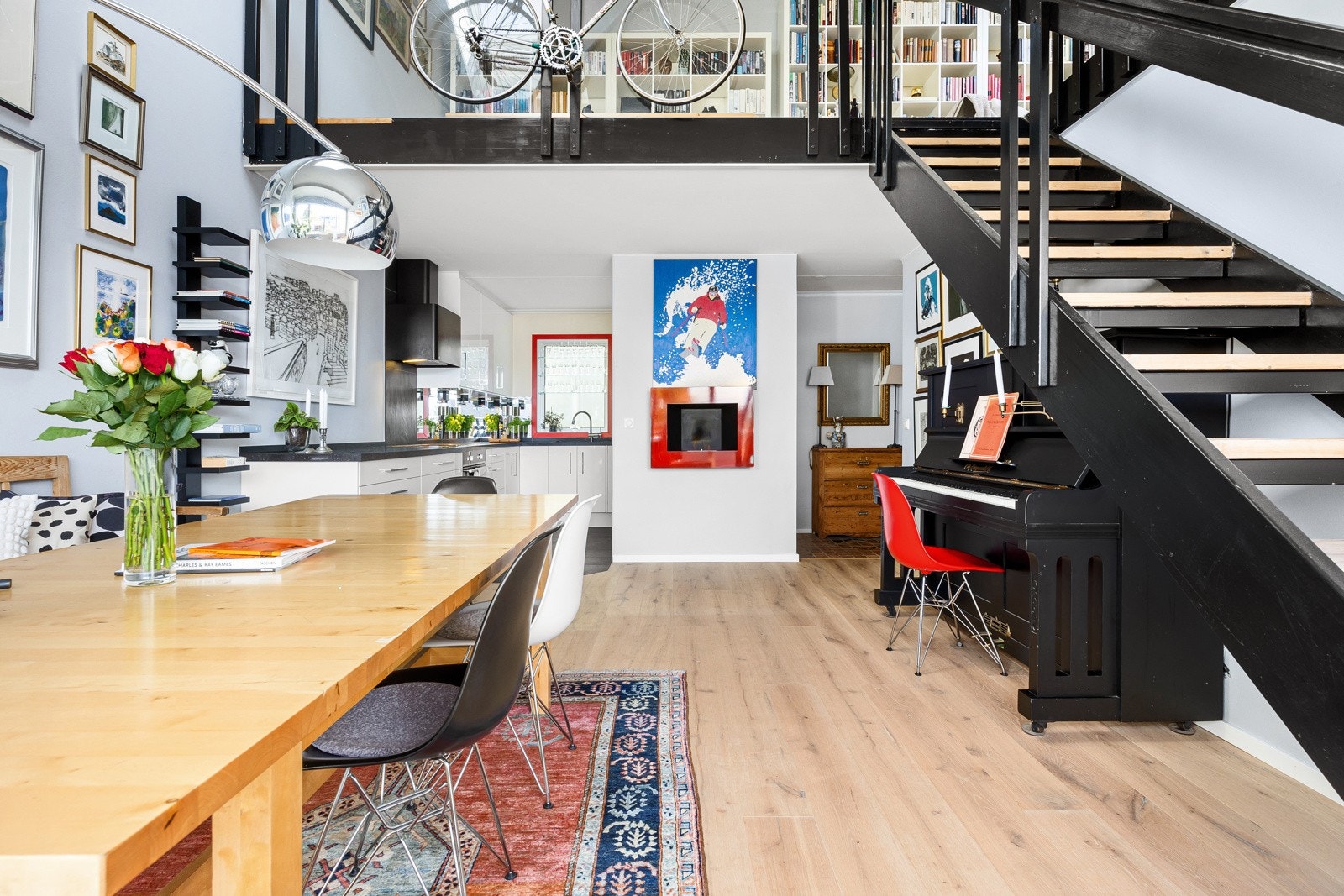 Med stue på mesaninen, kan hovedstuen benyttes som en ren spisestue med plass til et sosialt langbord. Galleribilde