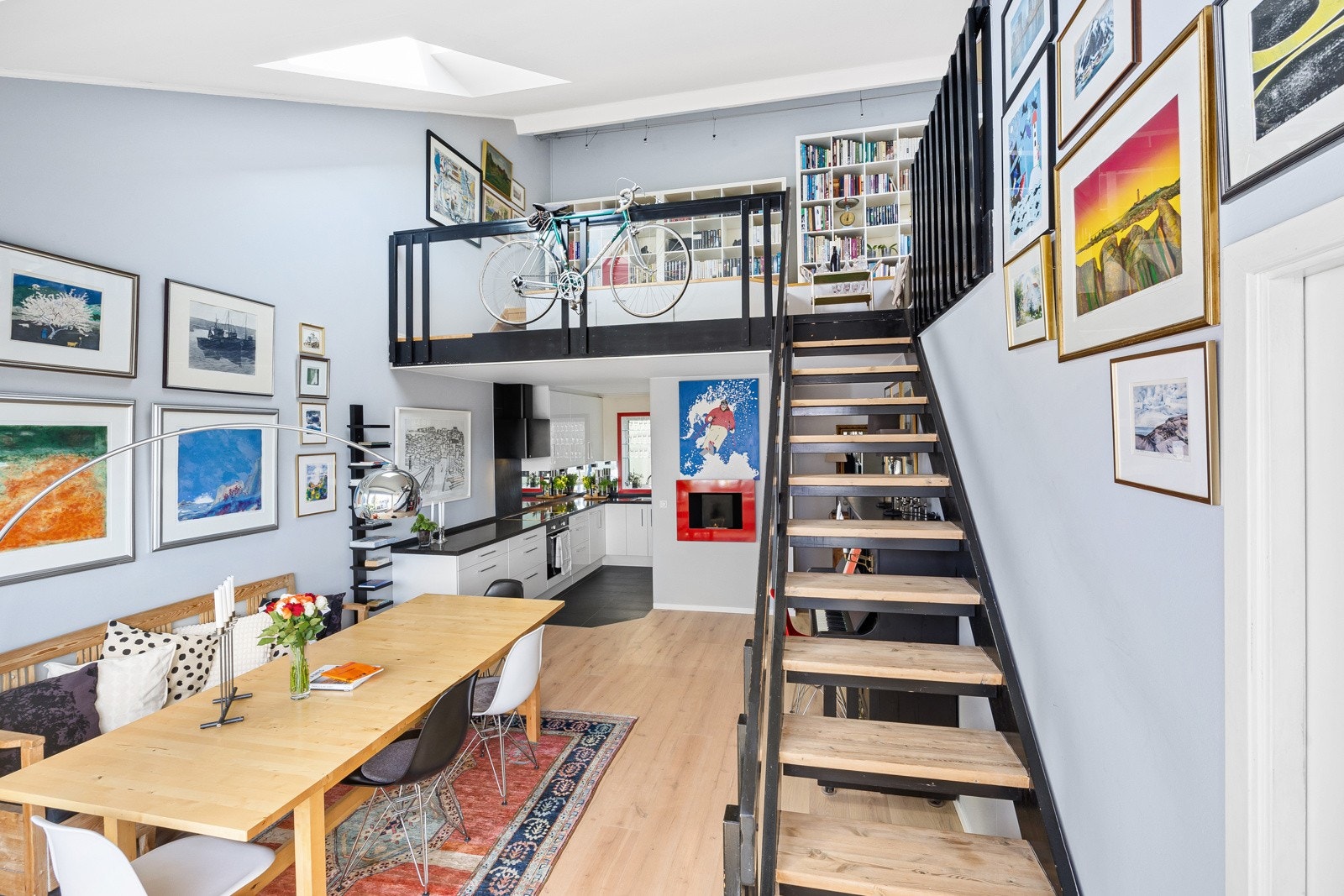 Stuen har møbleringsvennlig areal og ligger i åpen løsning med et godt tilbaketrukket kjøkken. Galleribilde