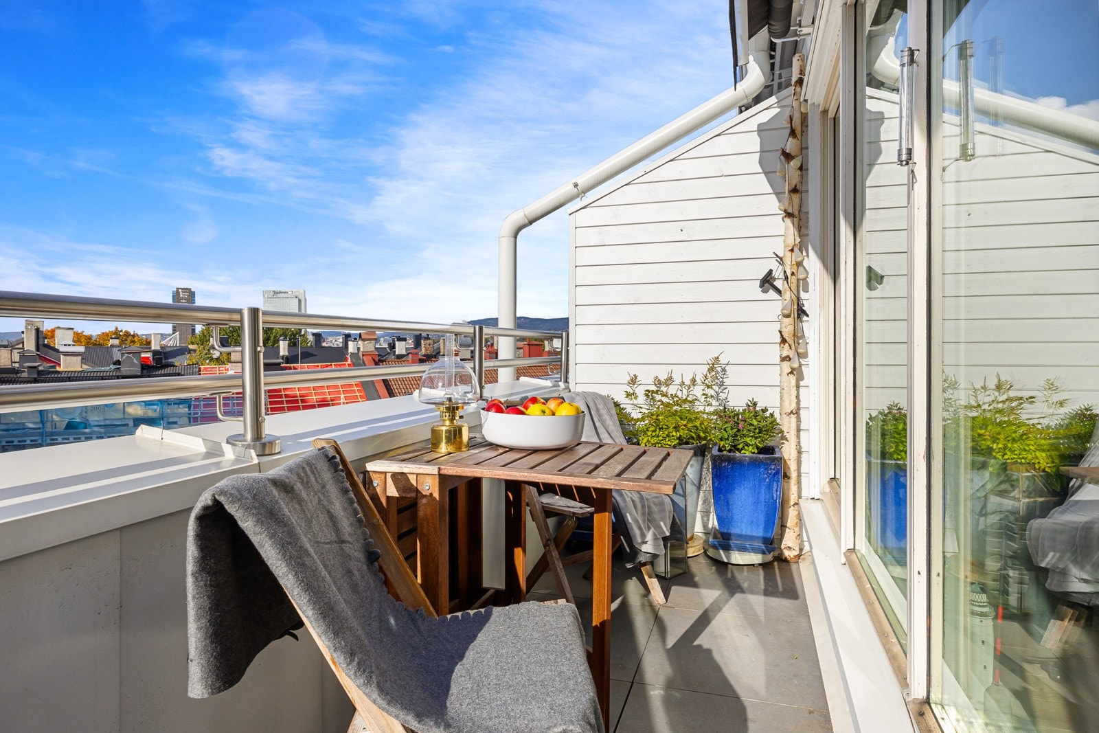 Arealet på ca. 8 kvm gir god plass til møbler, slik at dagene kan nytes med komfort. Galleribilde