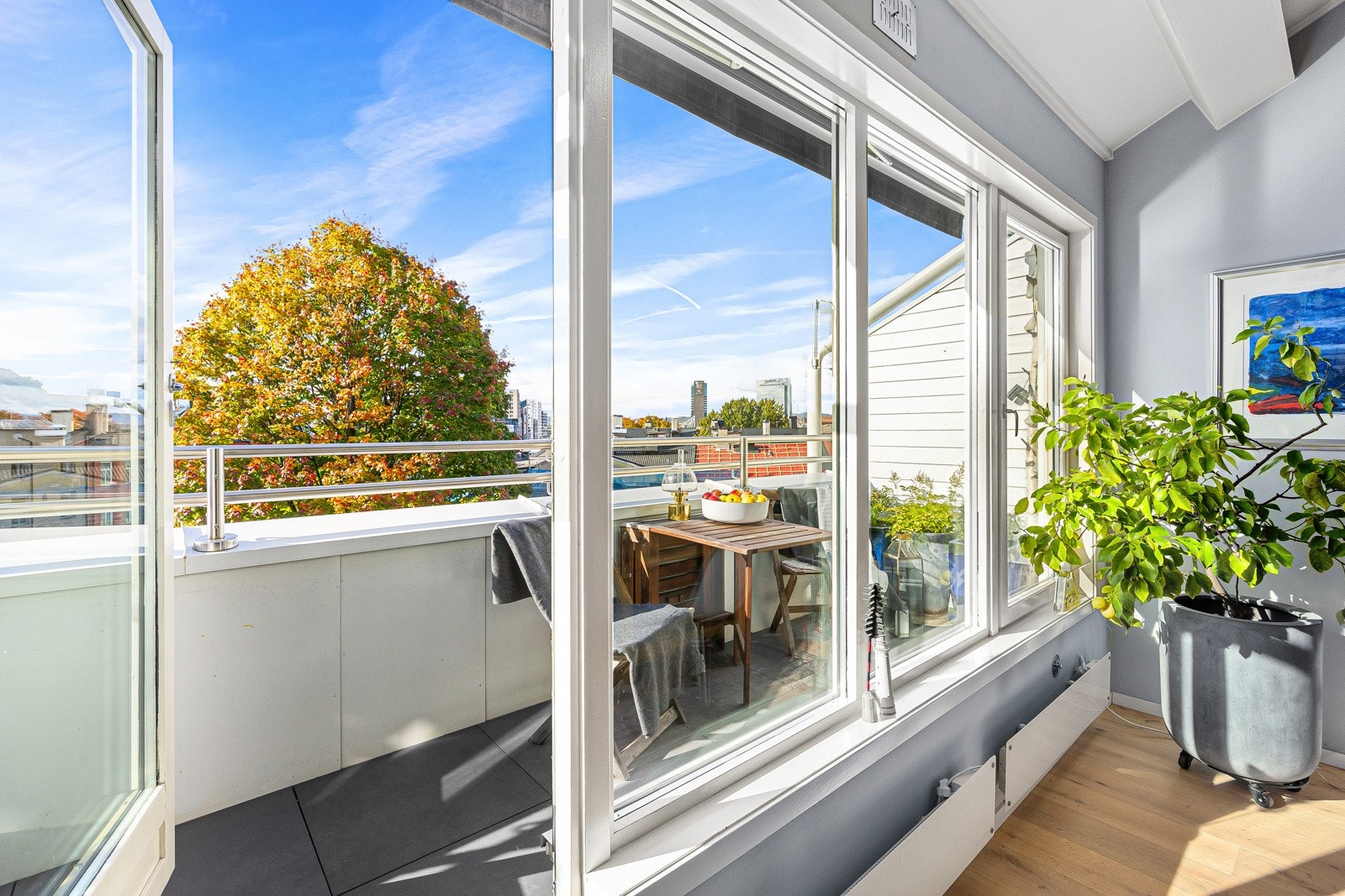 Balkongen oppleves som en herlig forlengelse av stuen i sommerhalvåret. Galleribilde