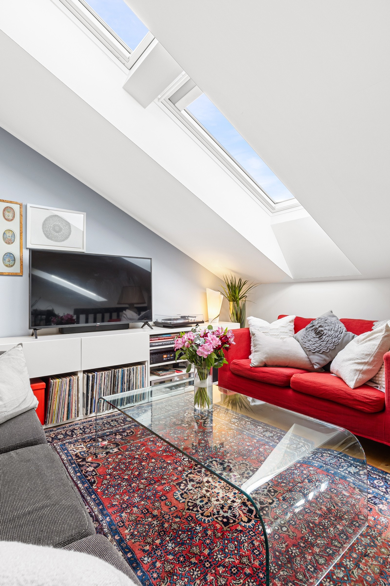 Mesaninen er lys og luftig med skråtak, lyse overflater og godt overlys fra nyere takvindu. Galleribilde