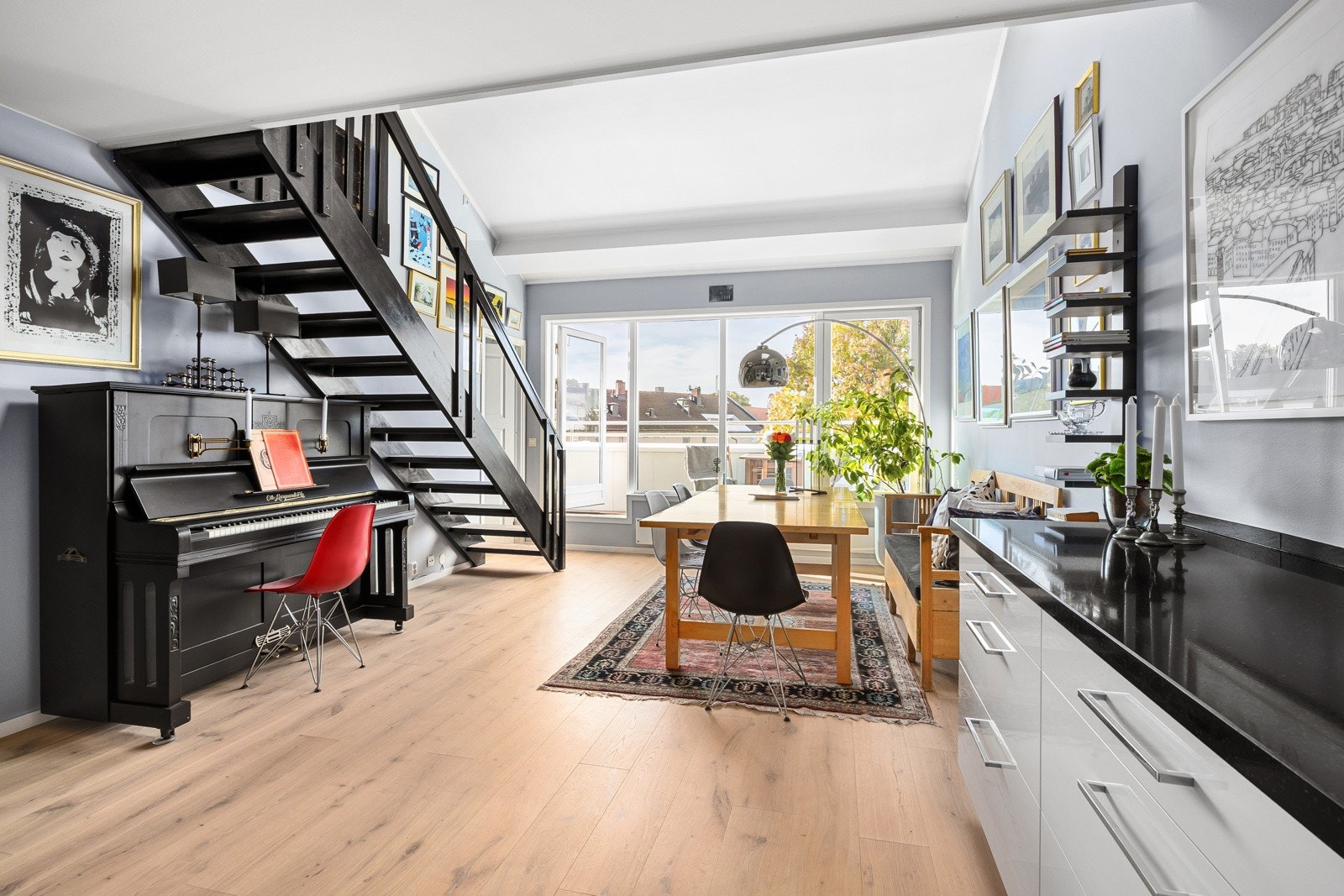 Rommet er åpent, luftig og lyst med enstavs parkettgulv, glatte, malte vegger og ekstra takhøyde i ytre del. Galleribilde